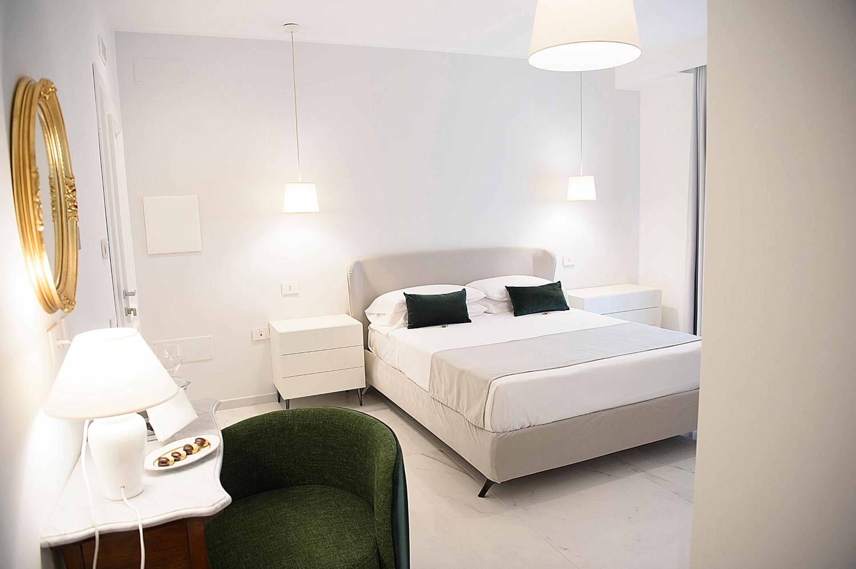 Deluxe Double Room with Balcony - Photo 12