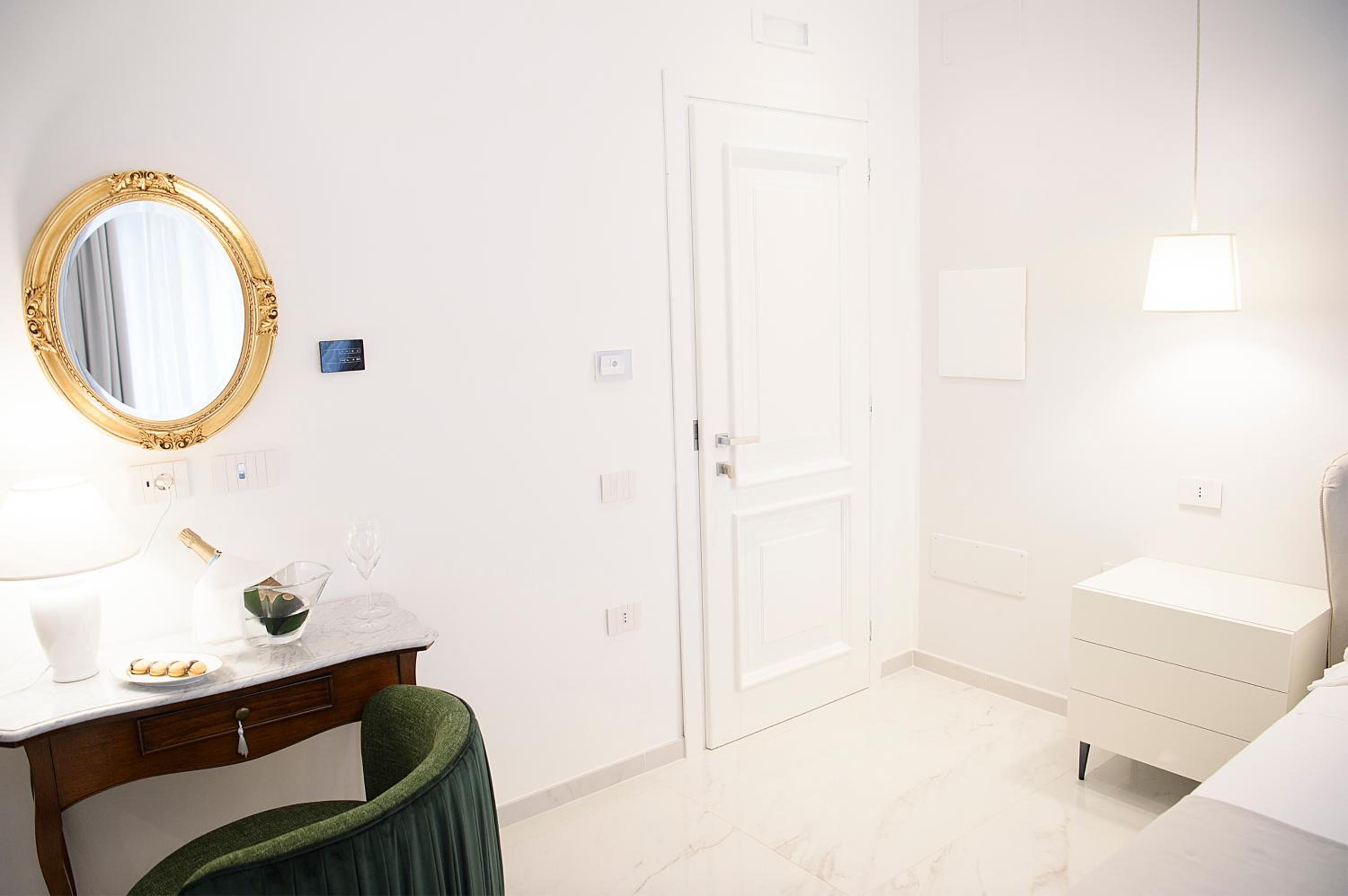 Deluxe Double Room with Balcony - Photo 11