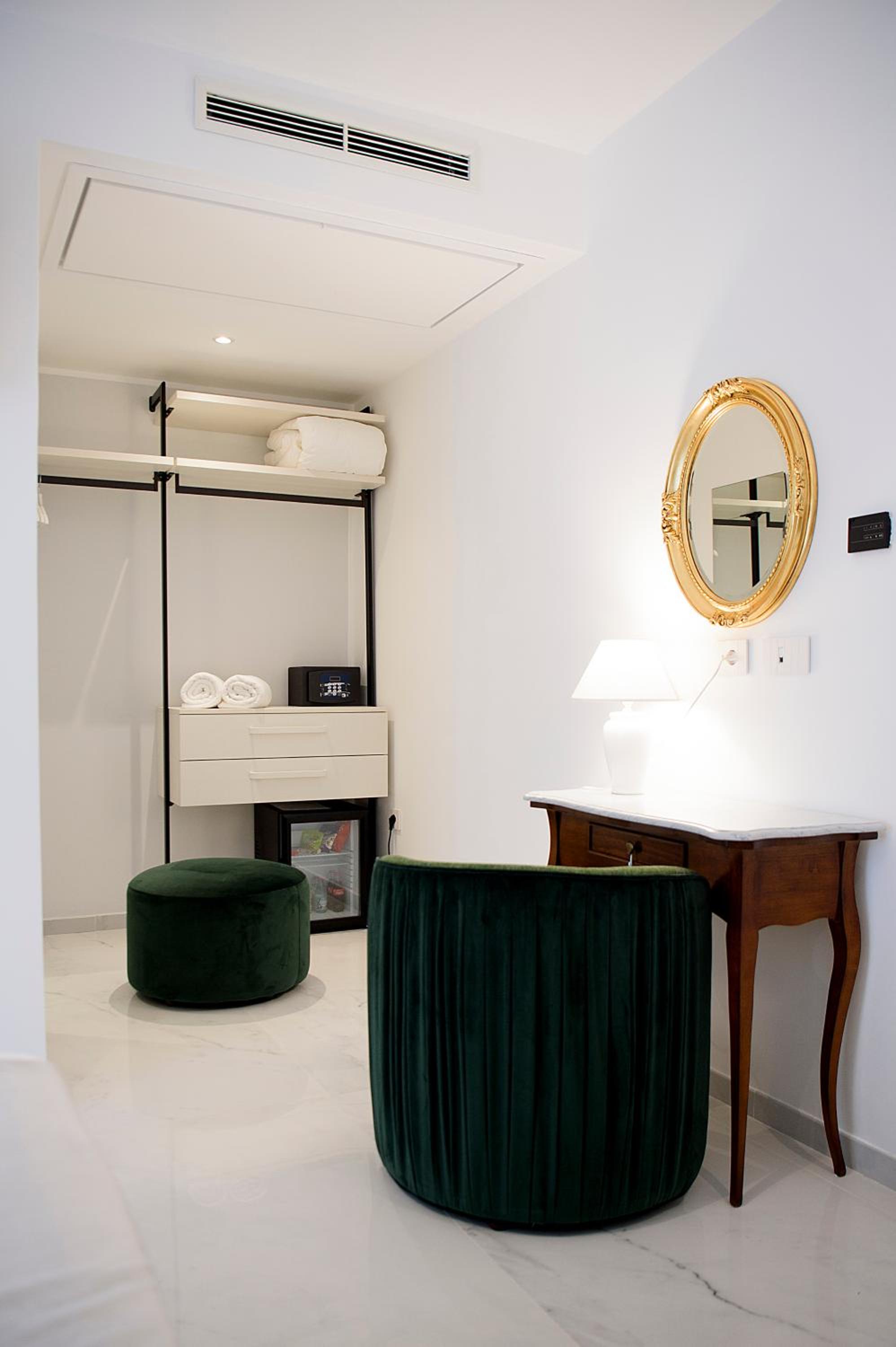 Deluxe Double Room with Balcony - Photo 10