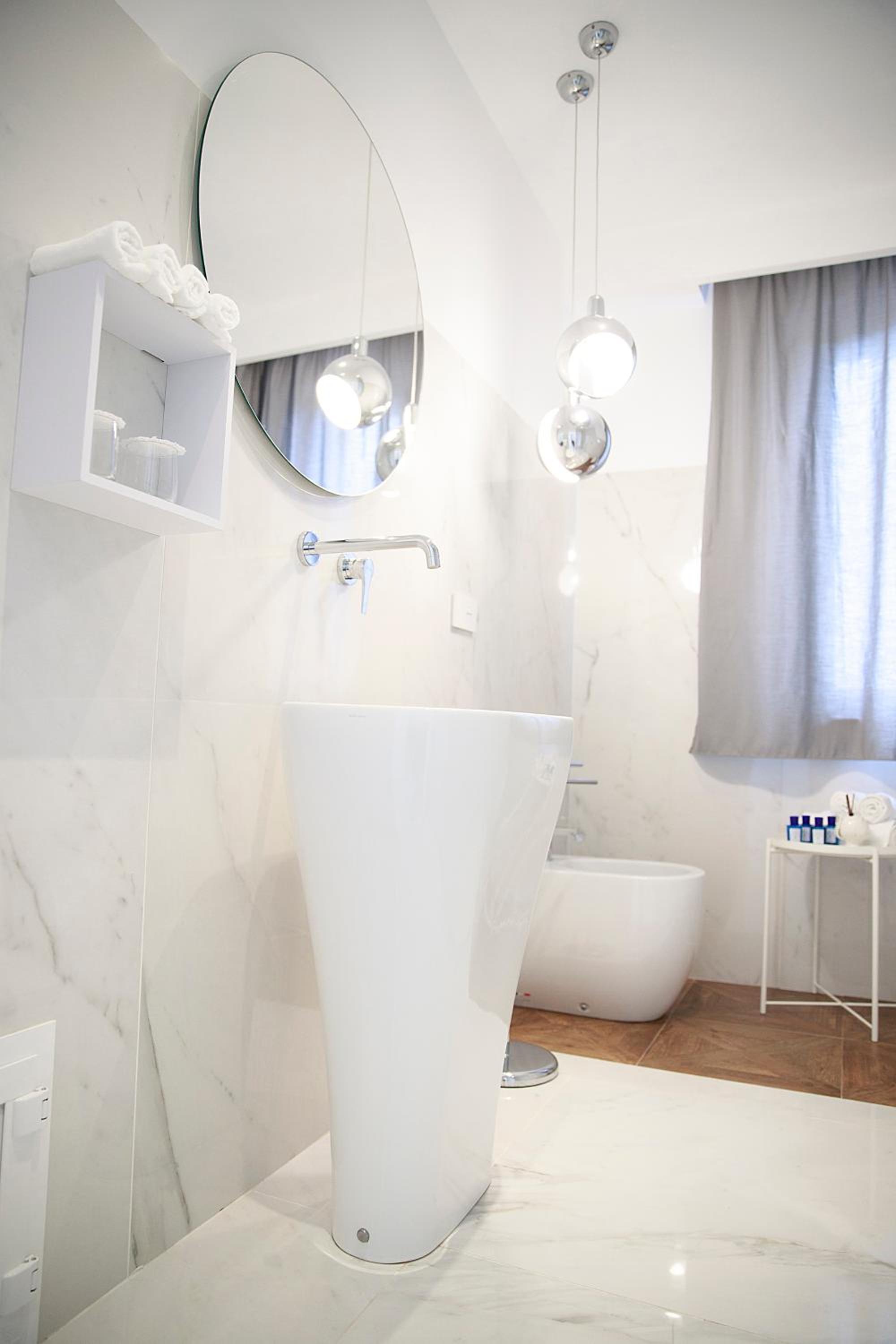 Deluxe Double Room with Balcony - Photo 6