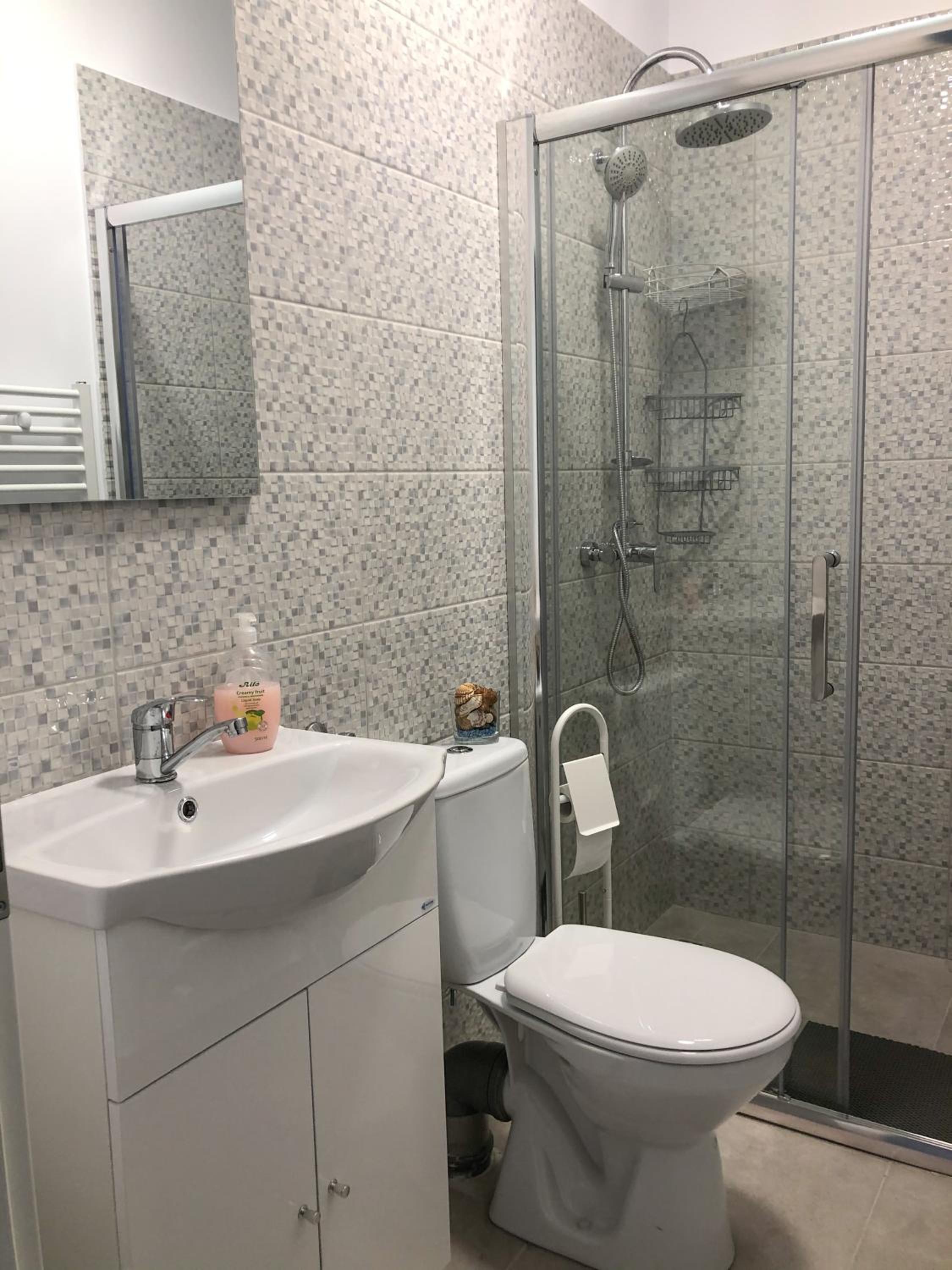 One-Bedroom Apartment - Photo 2
