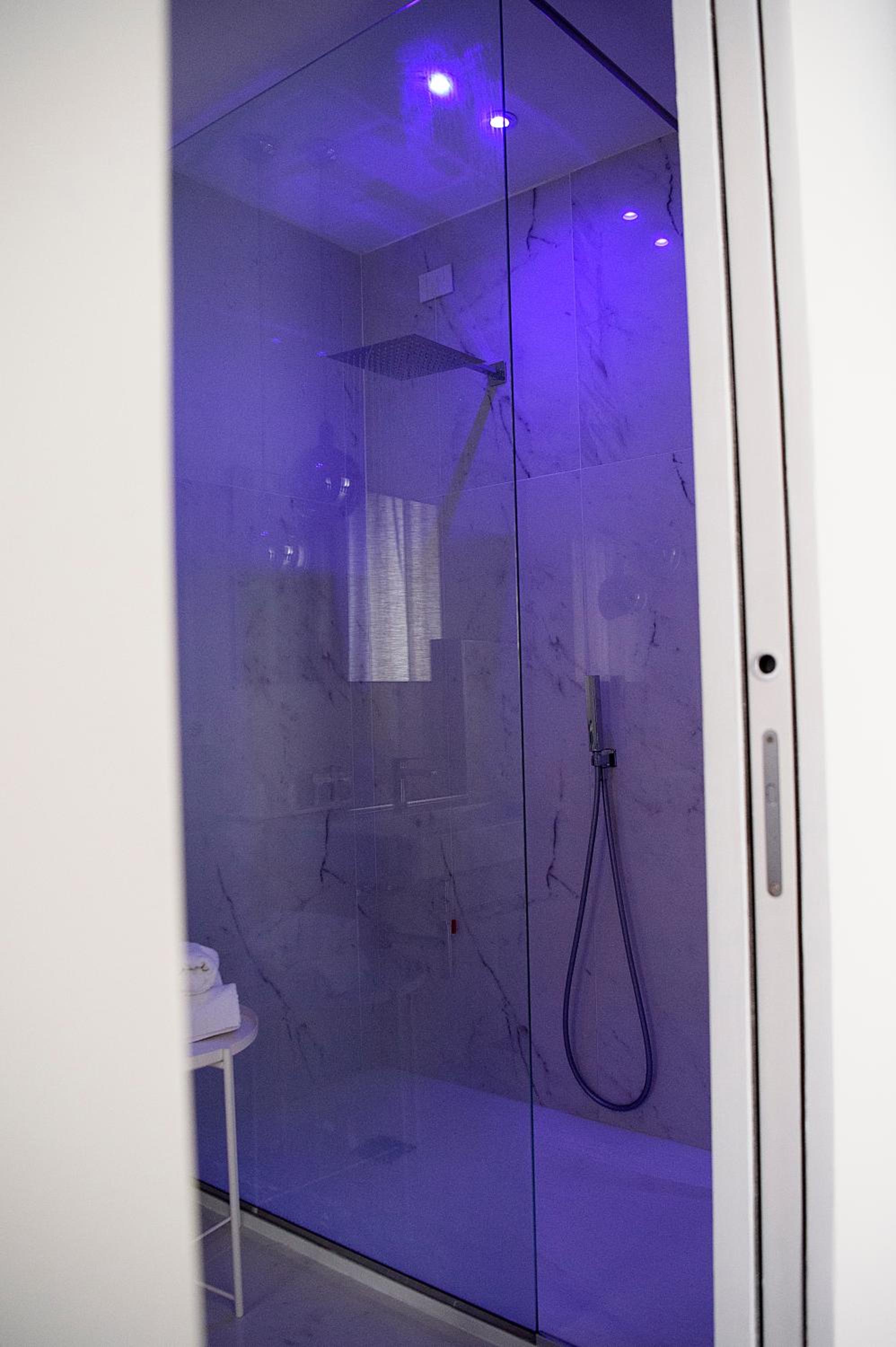 Deluxe Double Room with Balcony - Photo 8