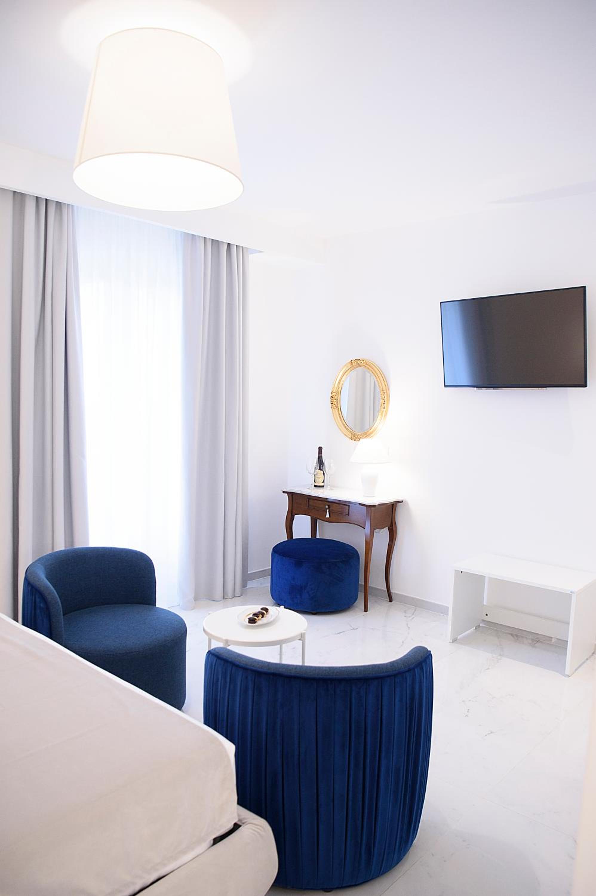 Deluxe Double Room with Balcony and Sea View - Photo 10