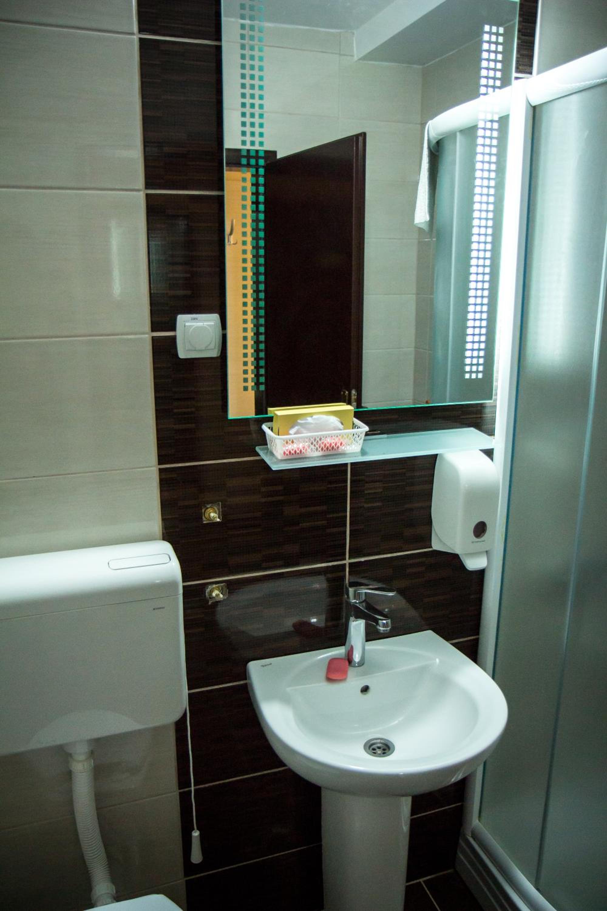 Double or Twin Room - Photo 9