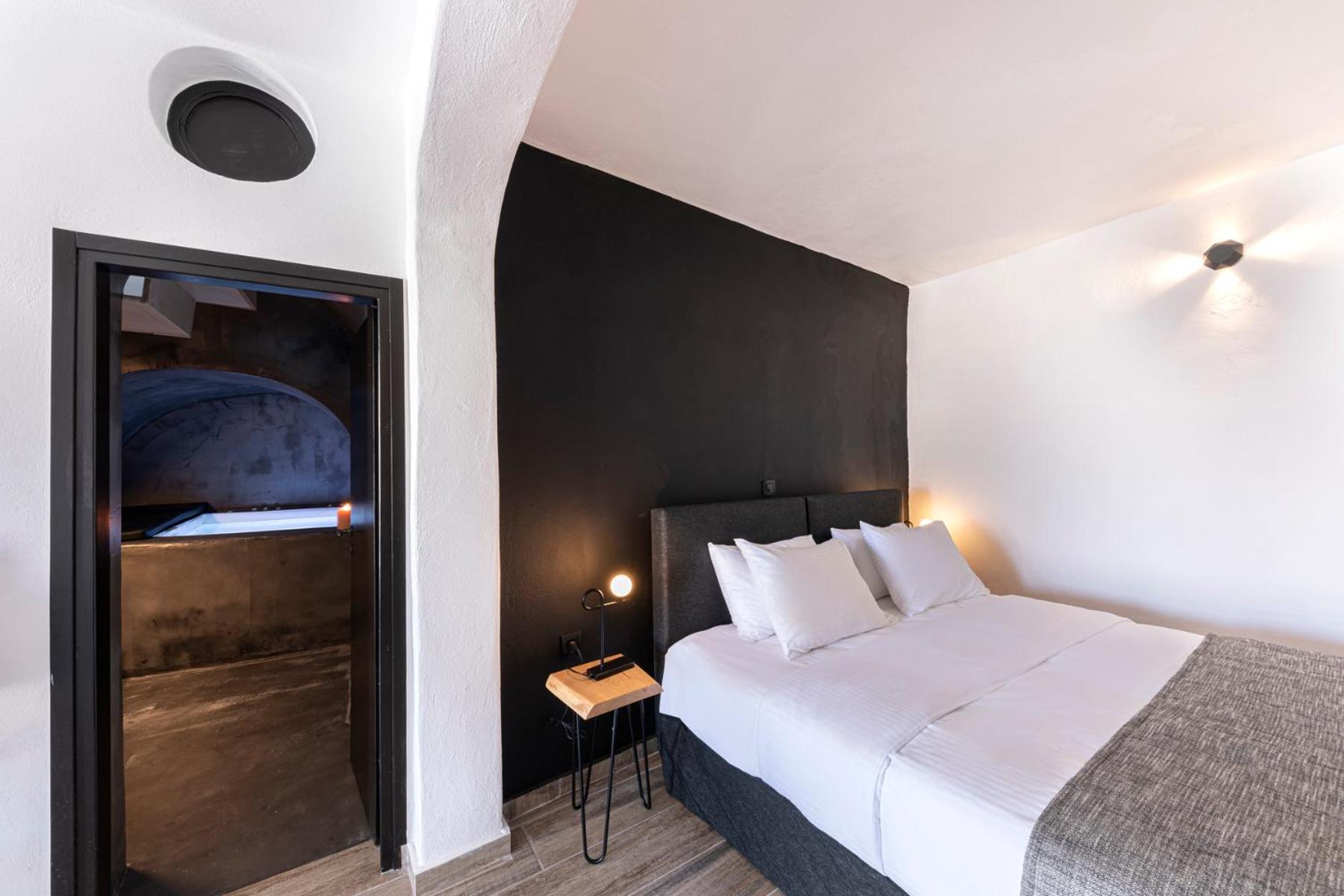 Honeymoon Suite with Indoor Hot Tub and Caldera View