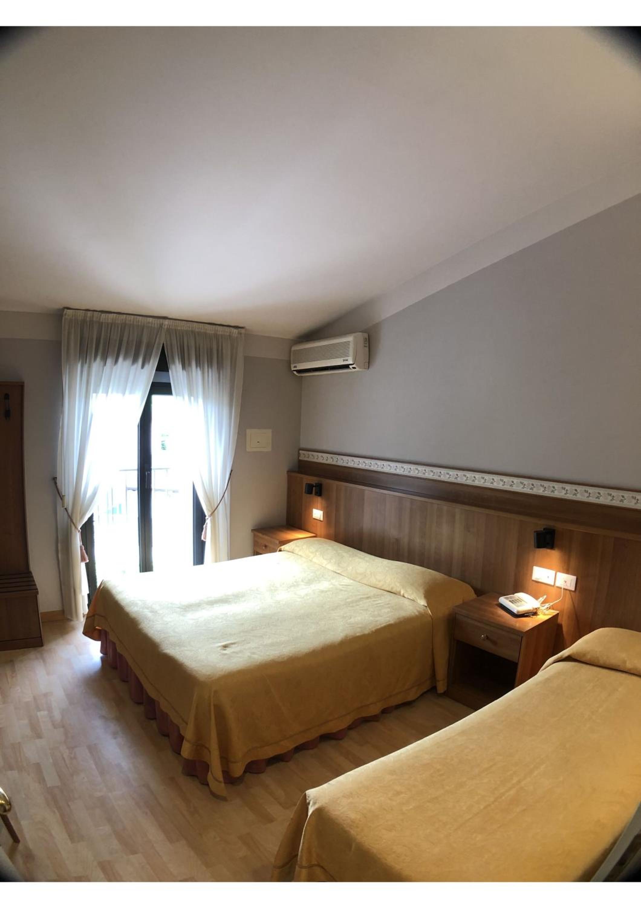 Standard Double or Twin Room - Photo 12