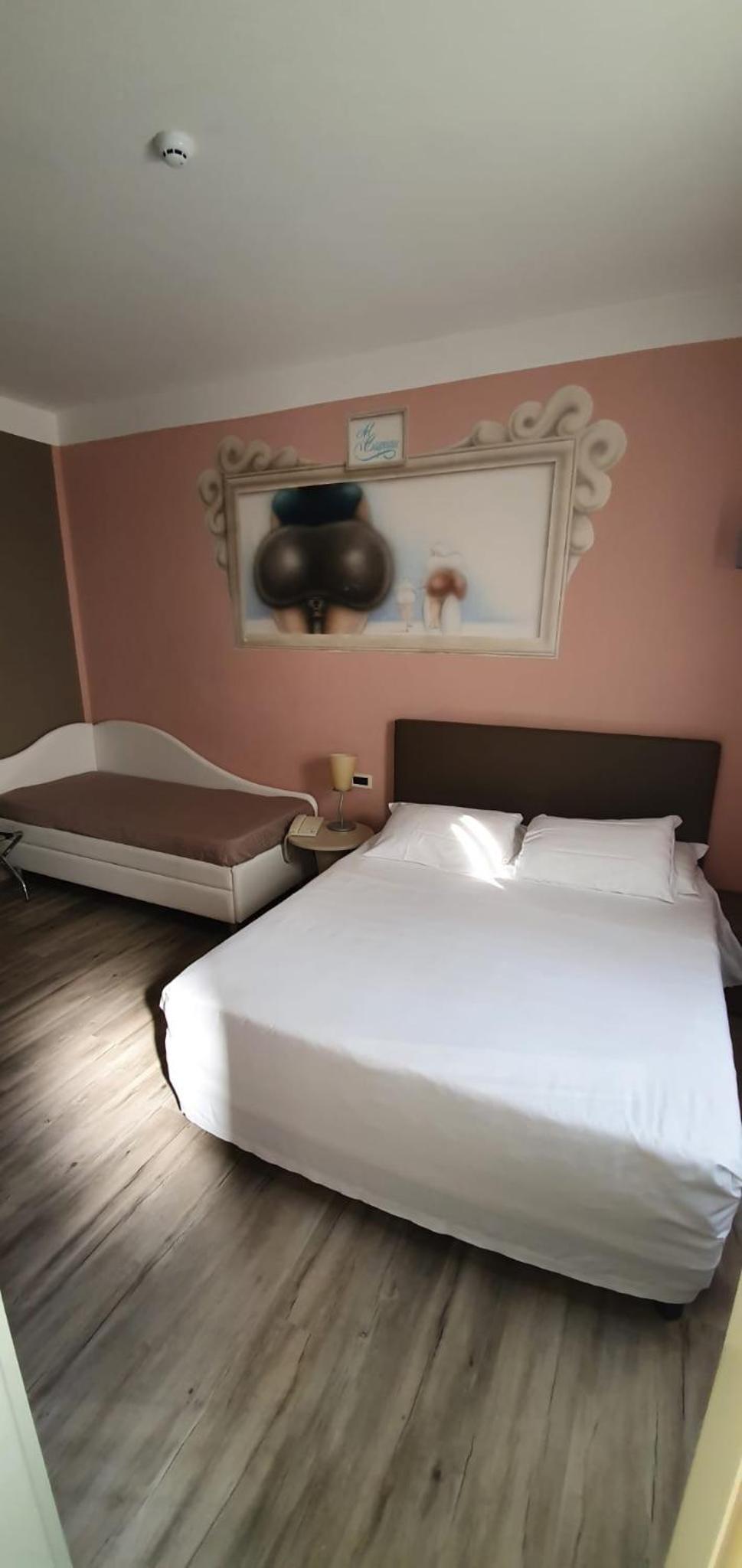 Standard Triple Room - Photo 9