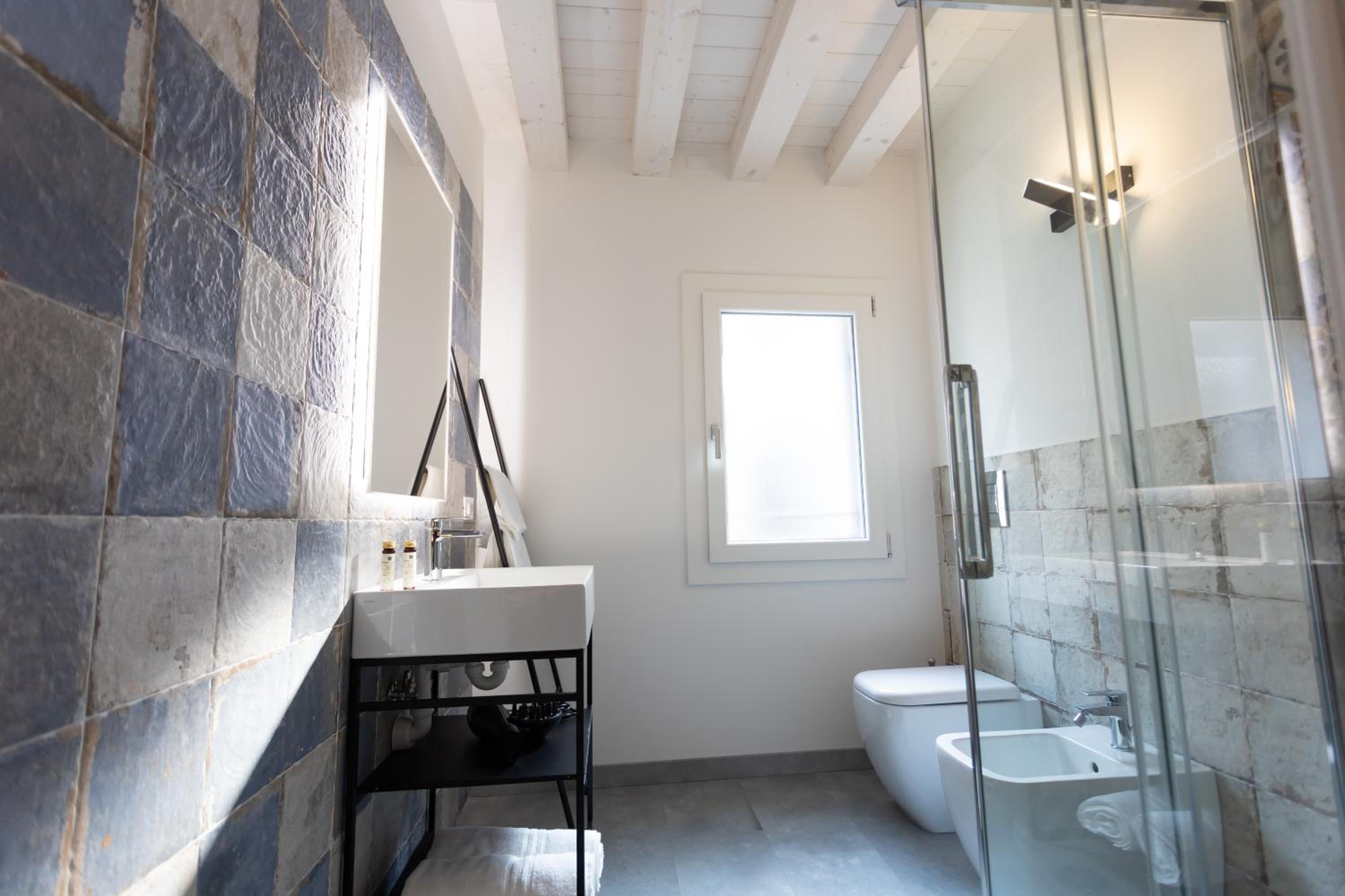 Deluxe King Suite - Photo 3