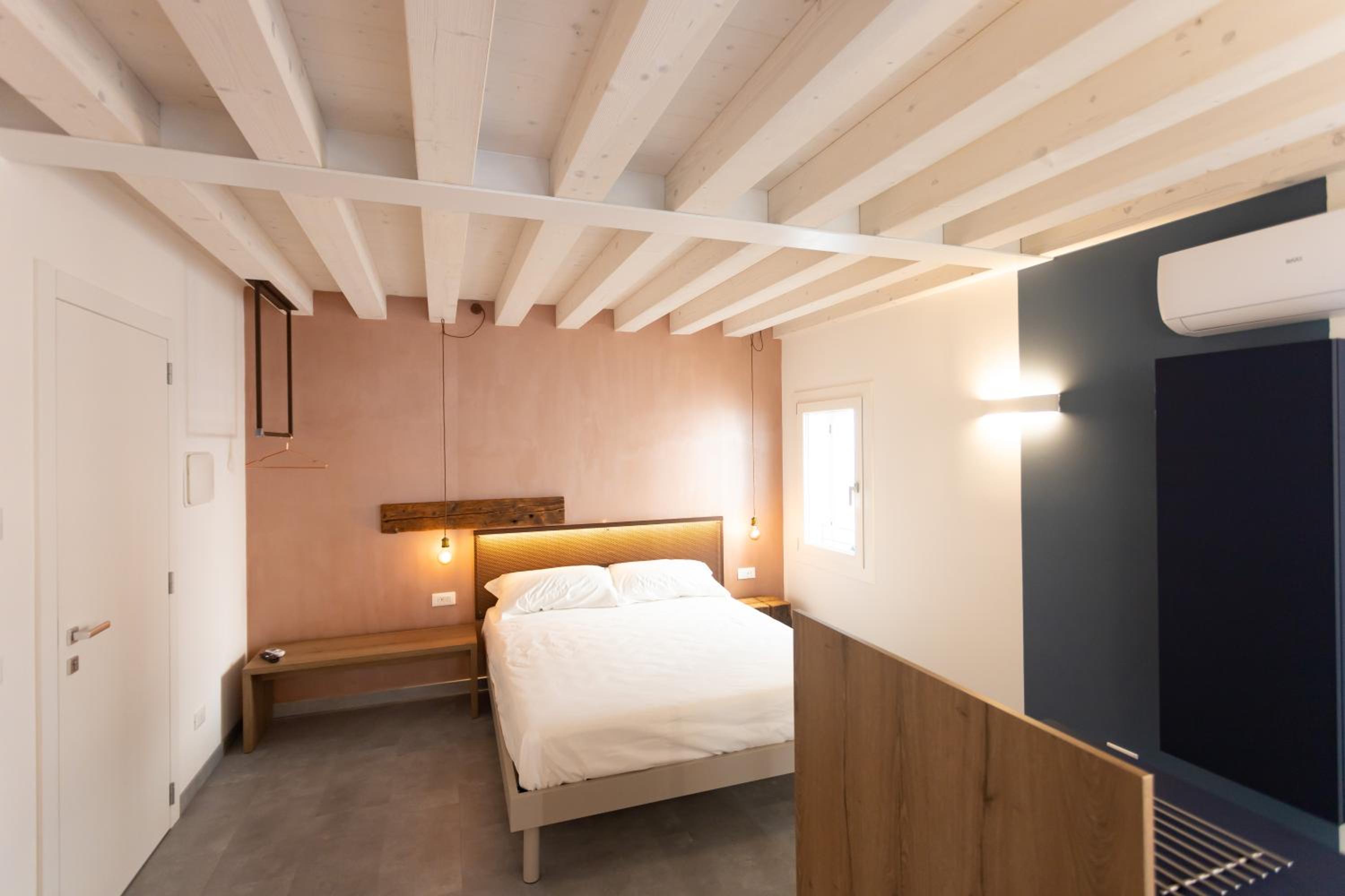 Deluxe King Suite - Photo 7