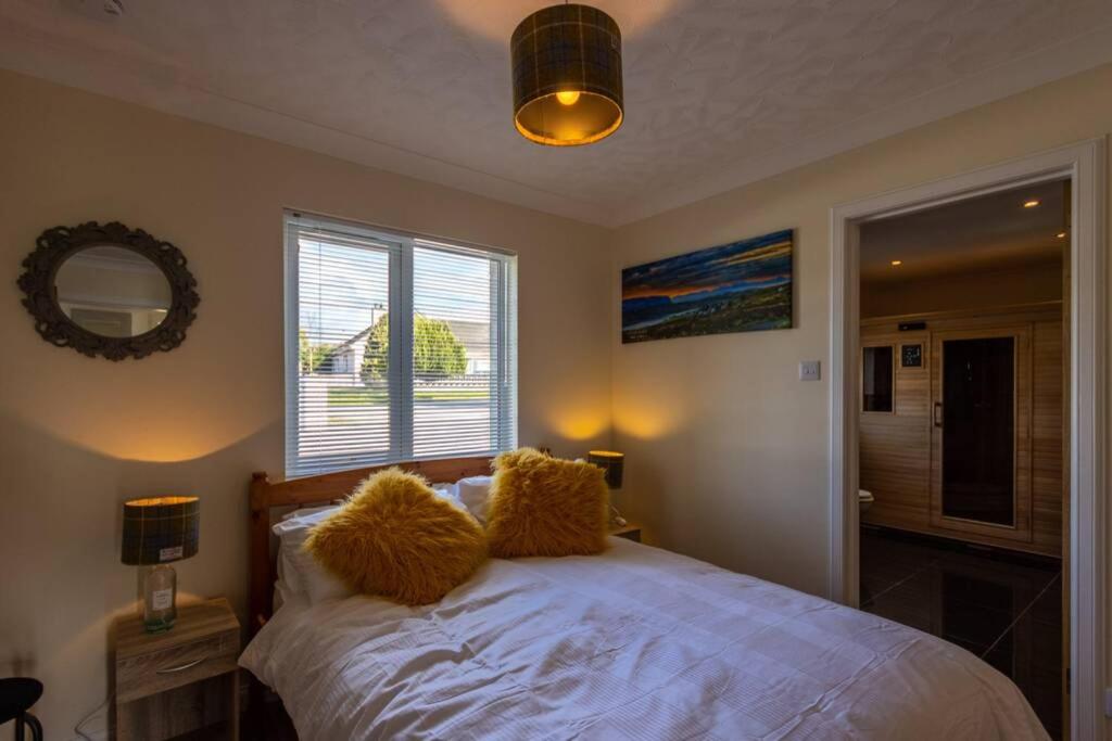 Five-Bedroom House photo 1