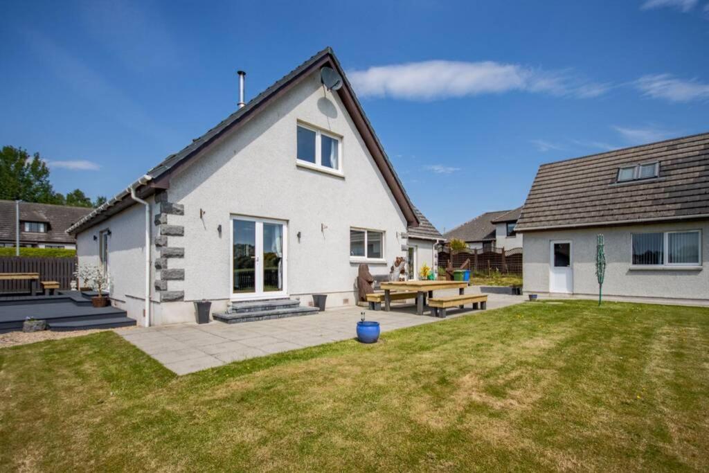 Five-Bedroom House photo 2