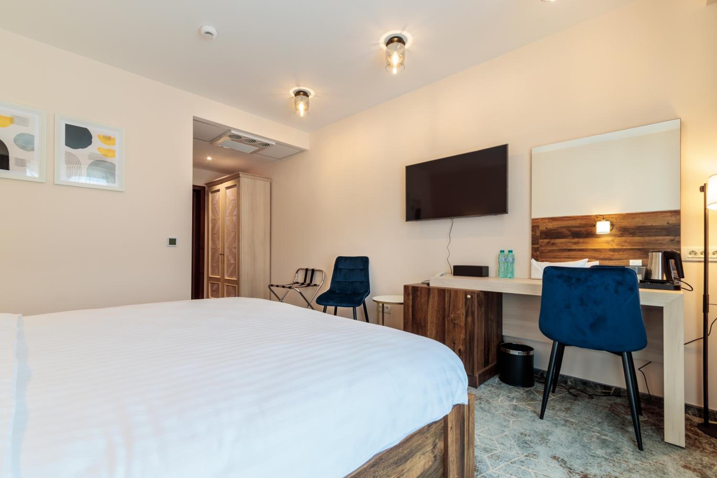 Standard King Room - Photo 5