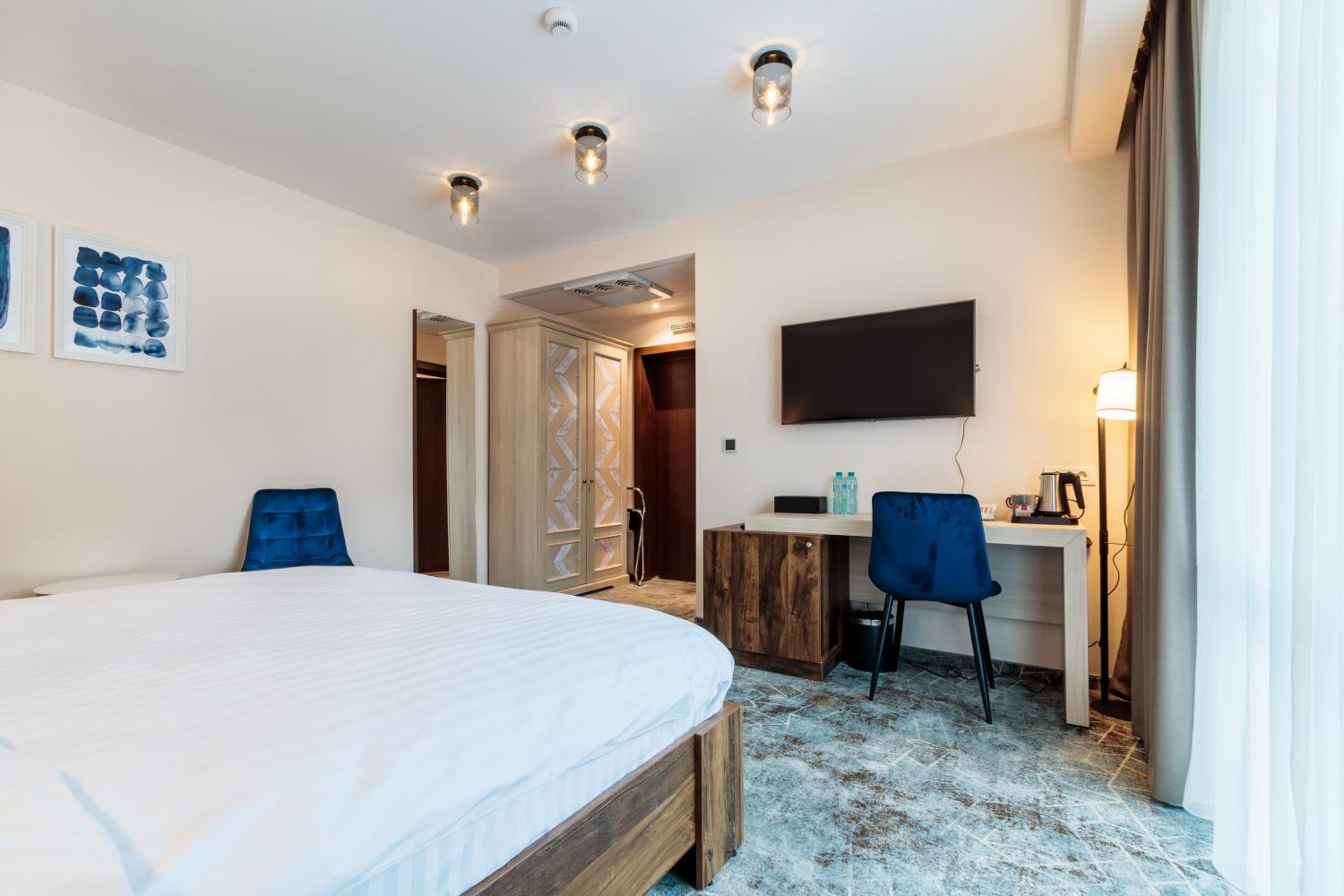 Standard King Room - Photo 6