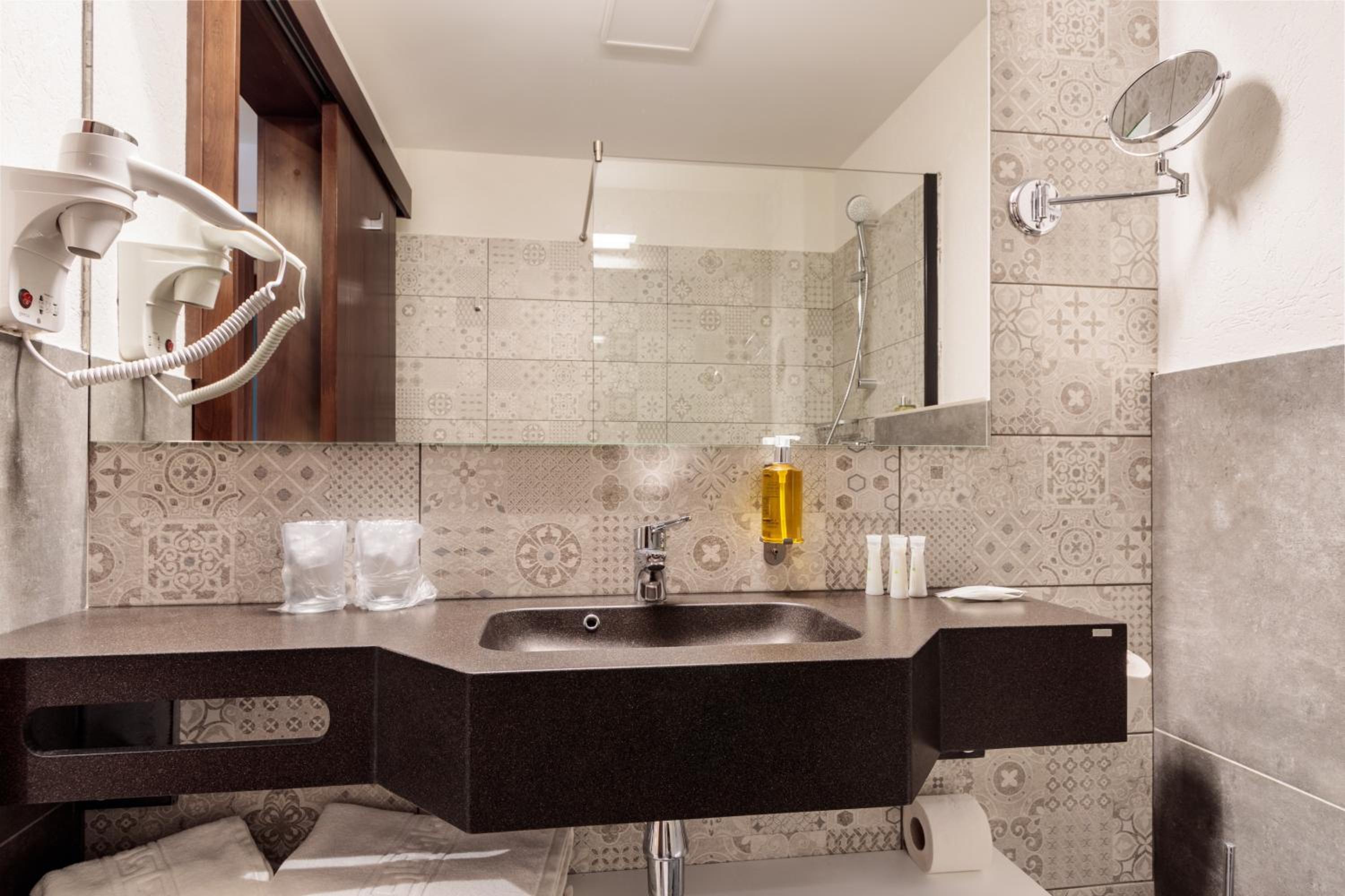 Standard King Room - Photo 10