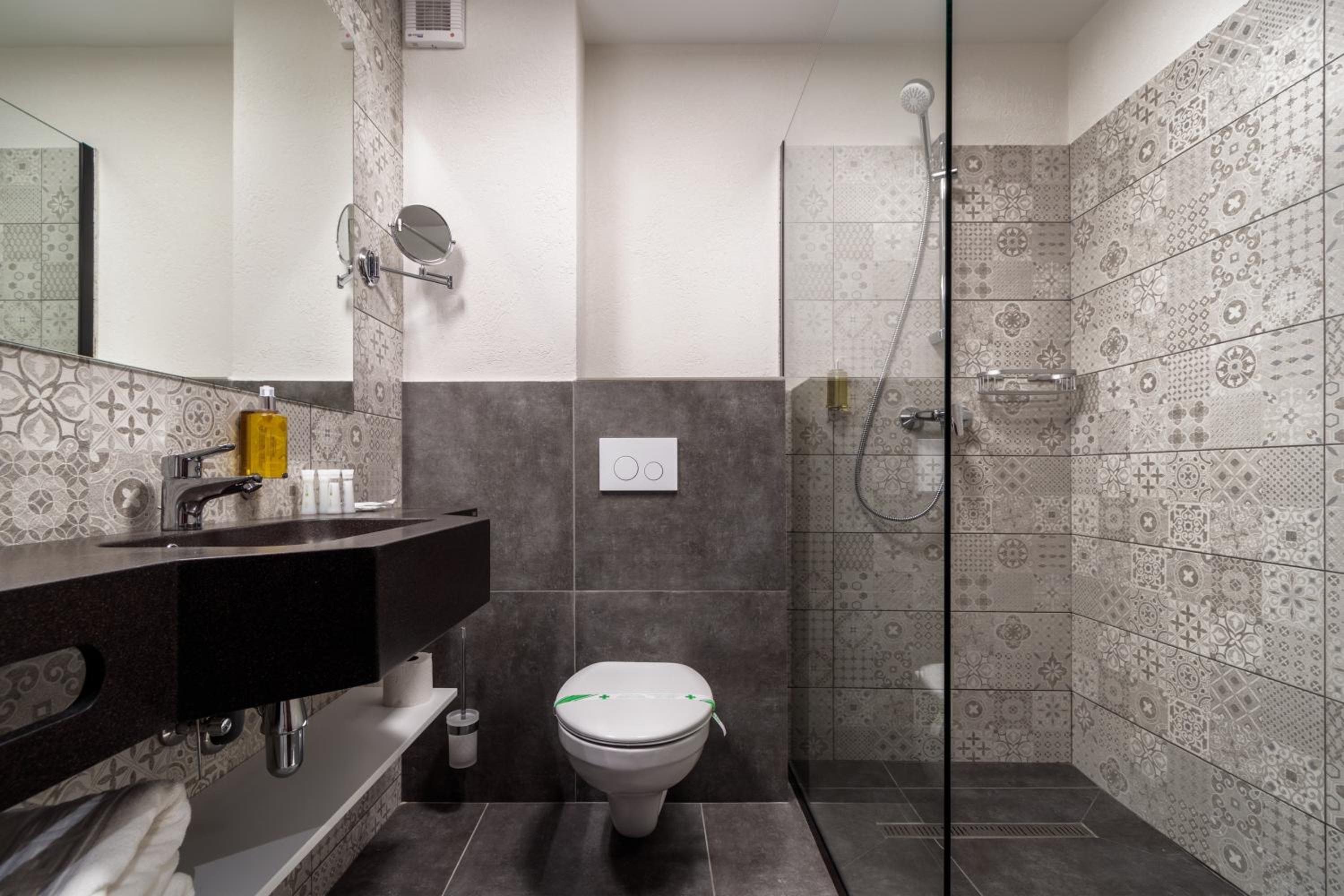 Standard King Room - Photo 9