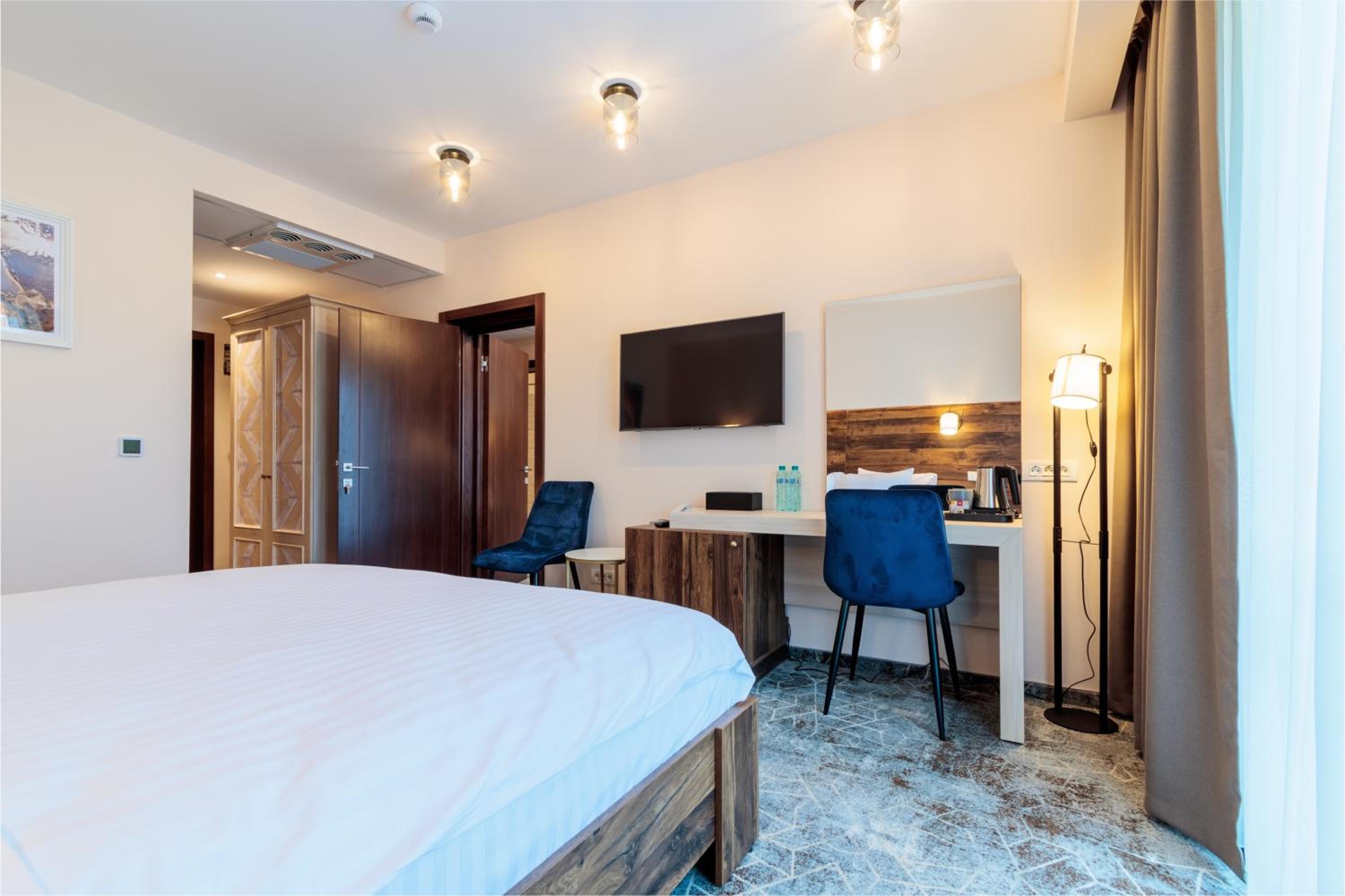 Two Connecting Double Rooms - Photo 8