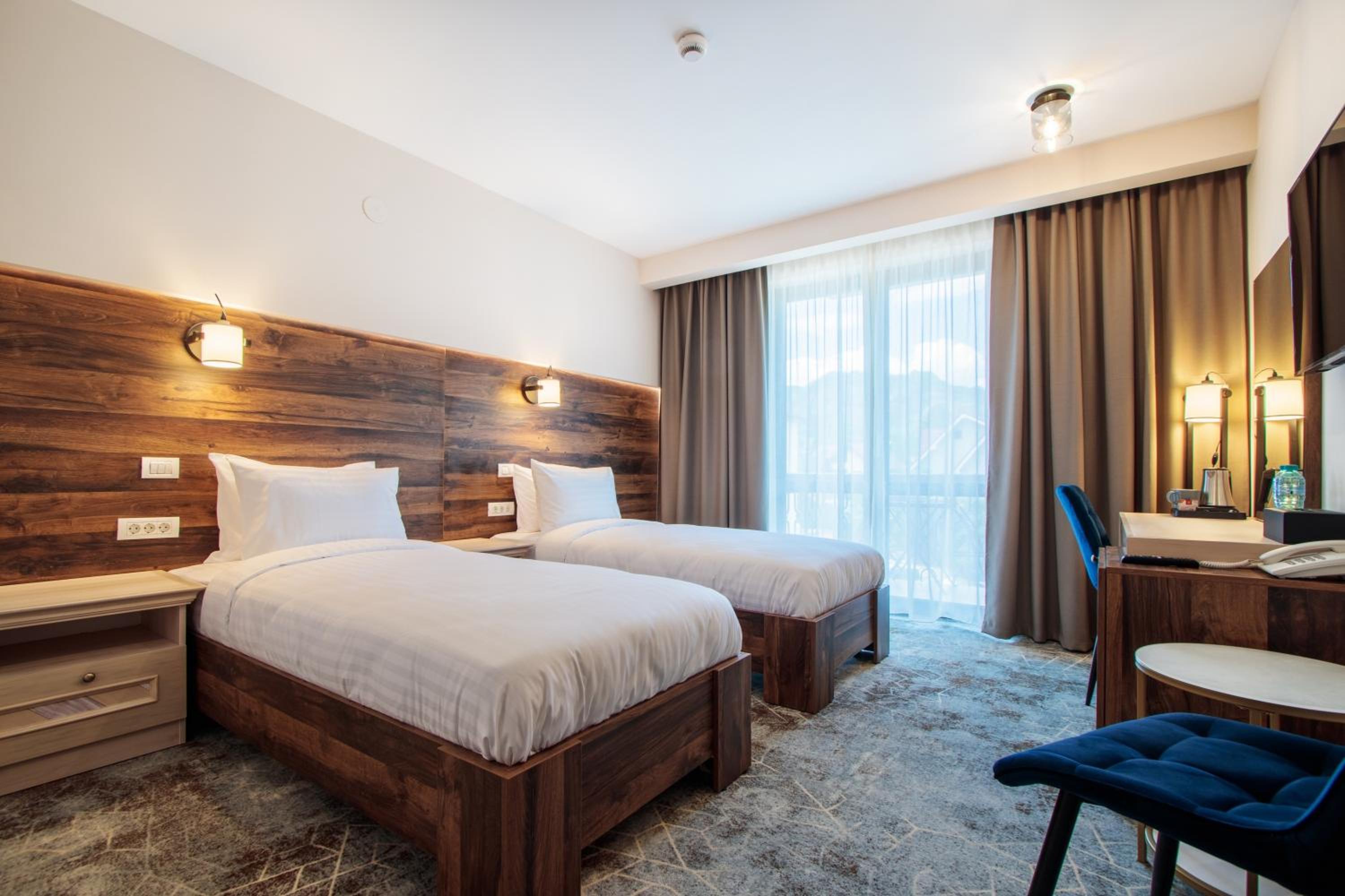 Two Connecting Double Rooms - Photo 2
