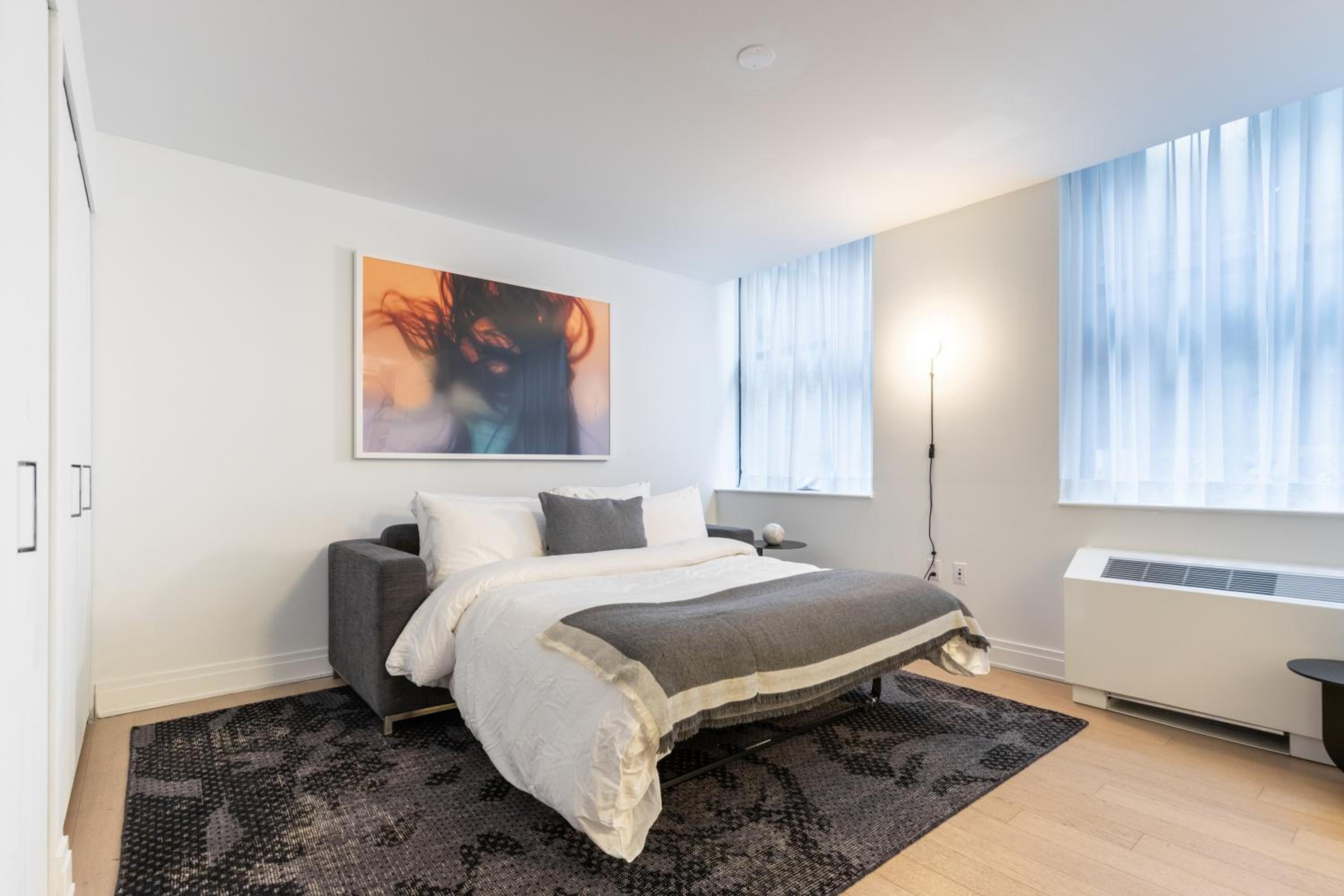 Premium One Bedroom, King (24/7 Front Desk) thumbnail 6