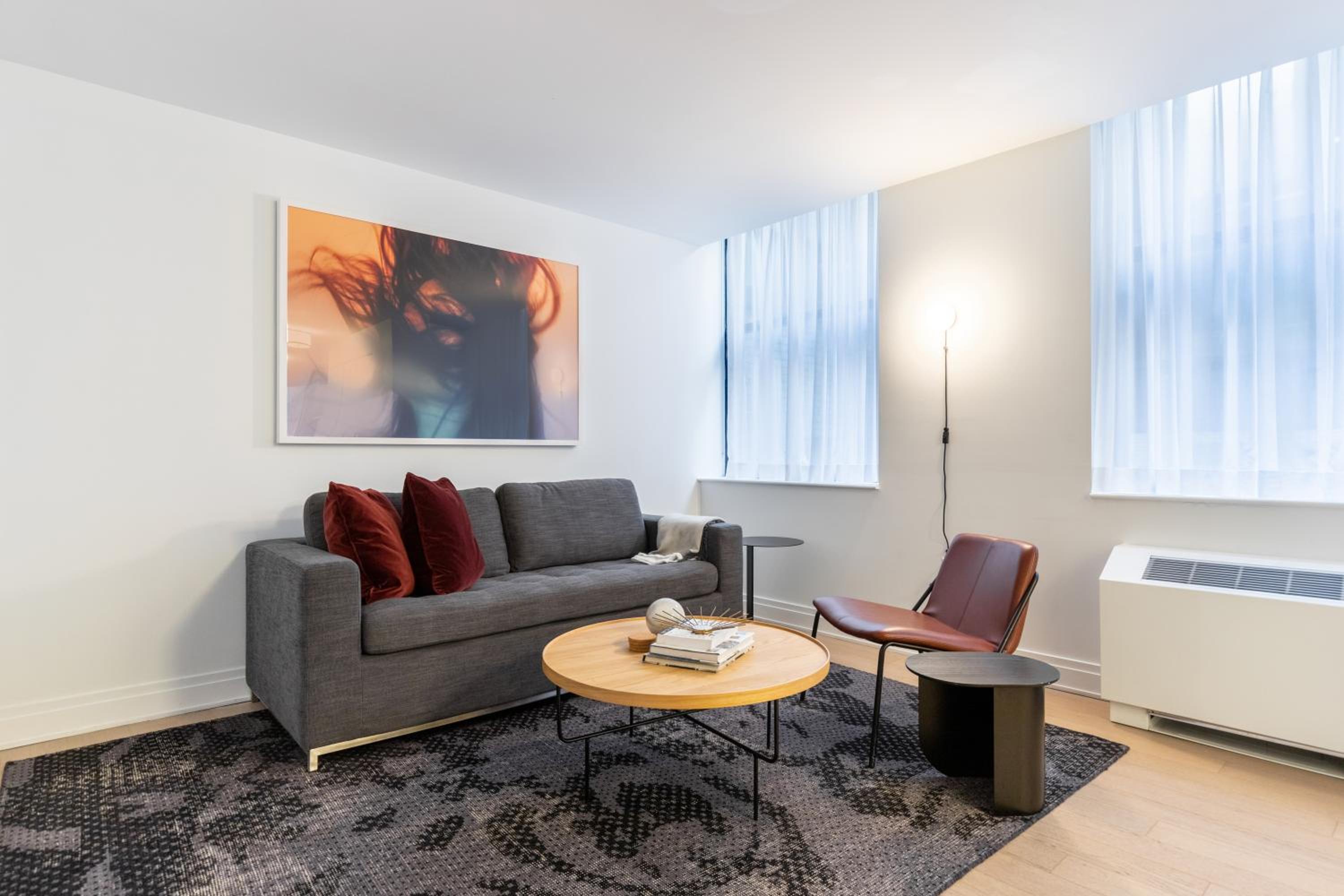 Premium One Bedroom, King (24/7 Front Desk) thumbnail 5