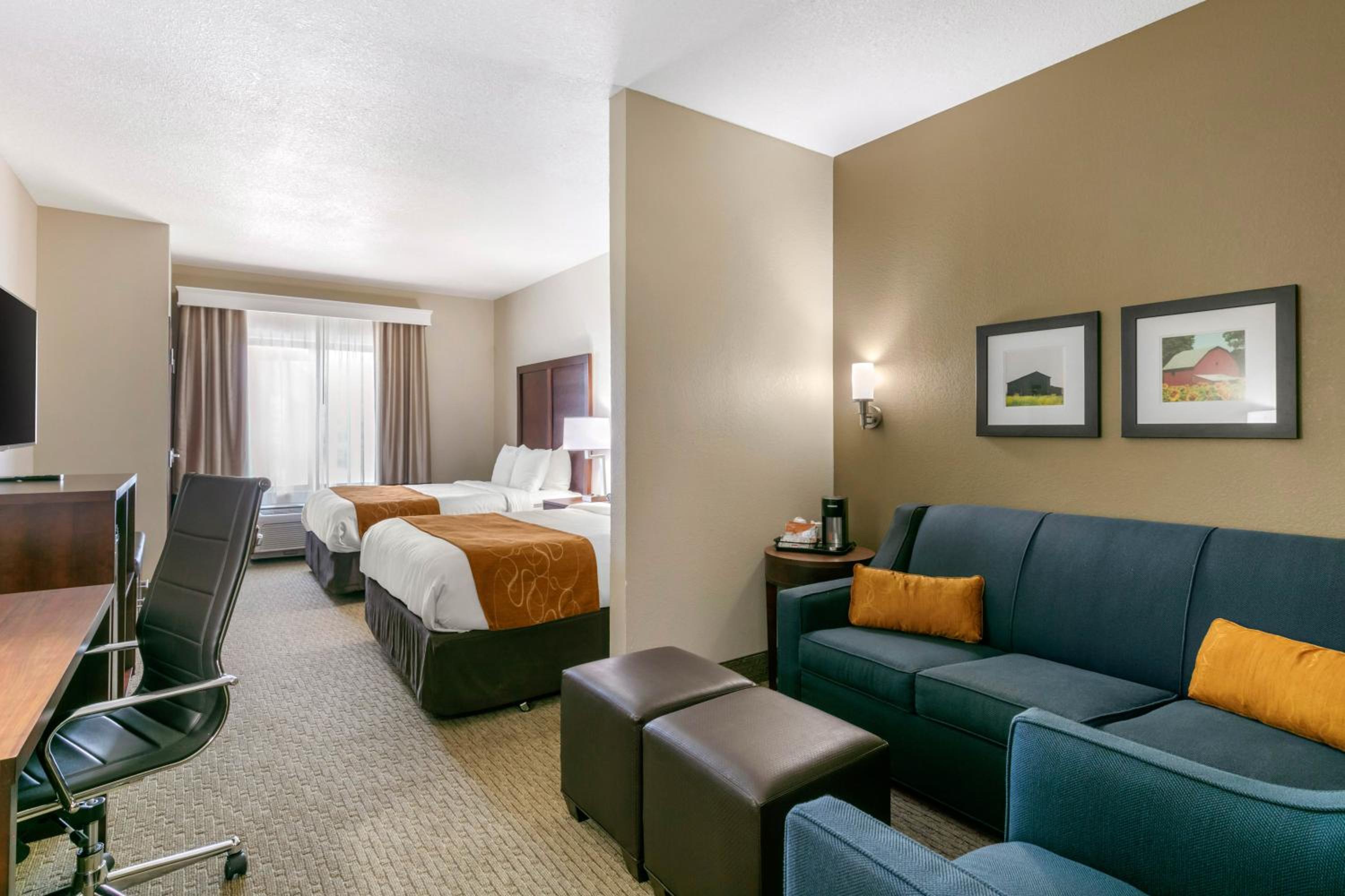 Queen Suite with Two Queen Beds and Sofa Bed - Non-Smoking - Photo 7