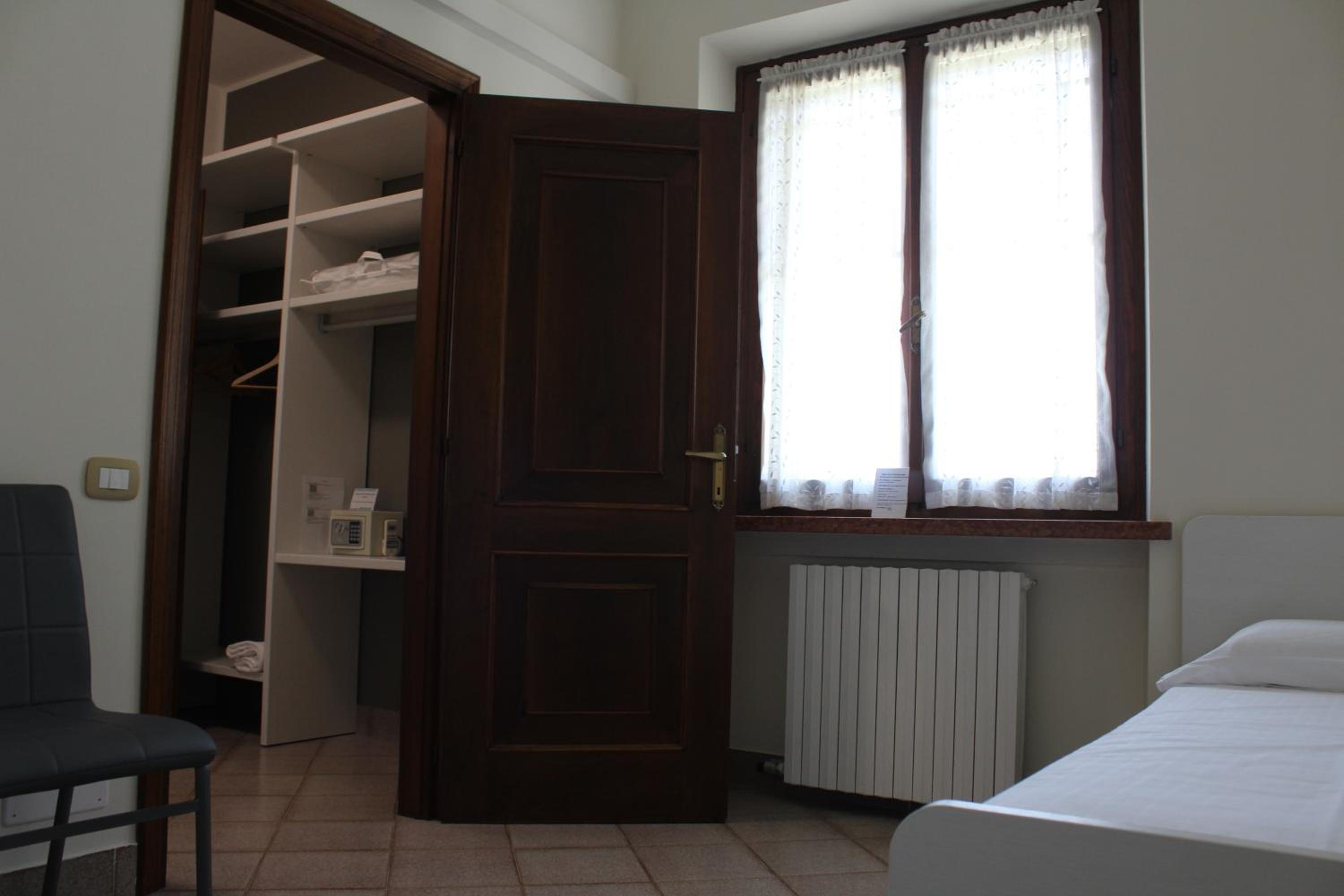 Family Room with Private Bathroom - Photo 2