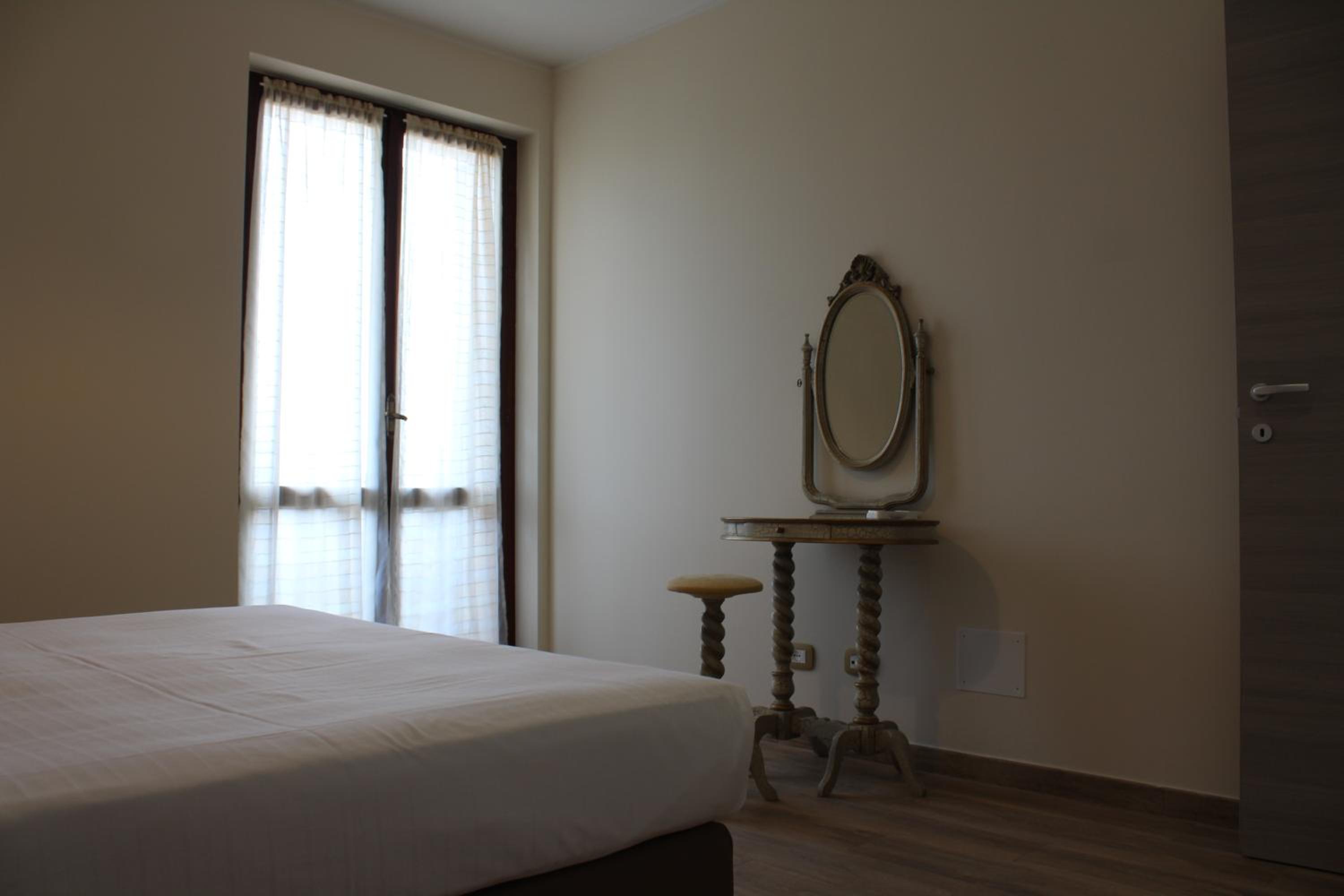 Junior Suite with Balcony - Photo 6
