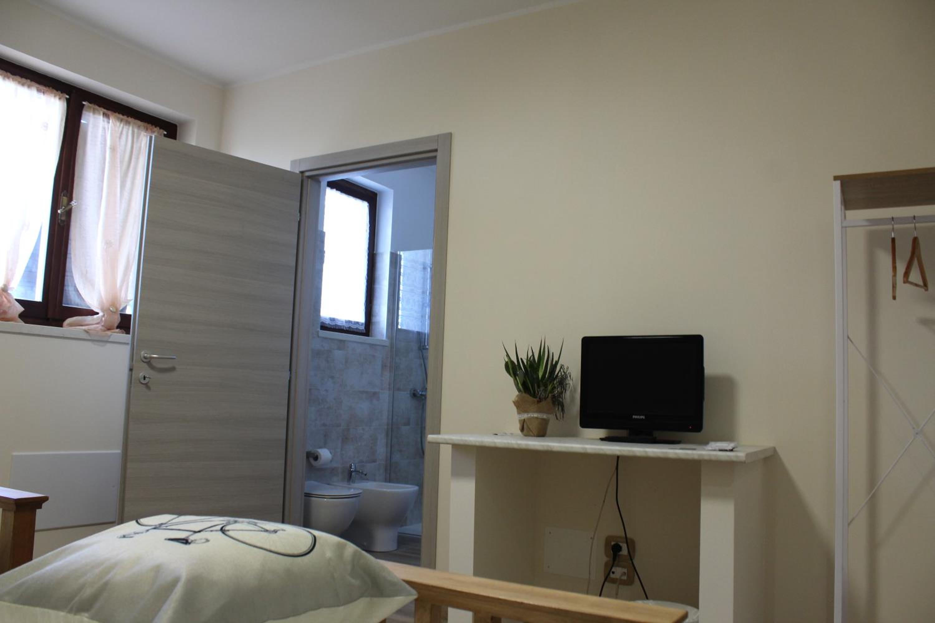 Deluxe Double or Twin Room - Photo 8