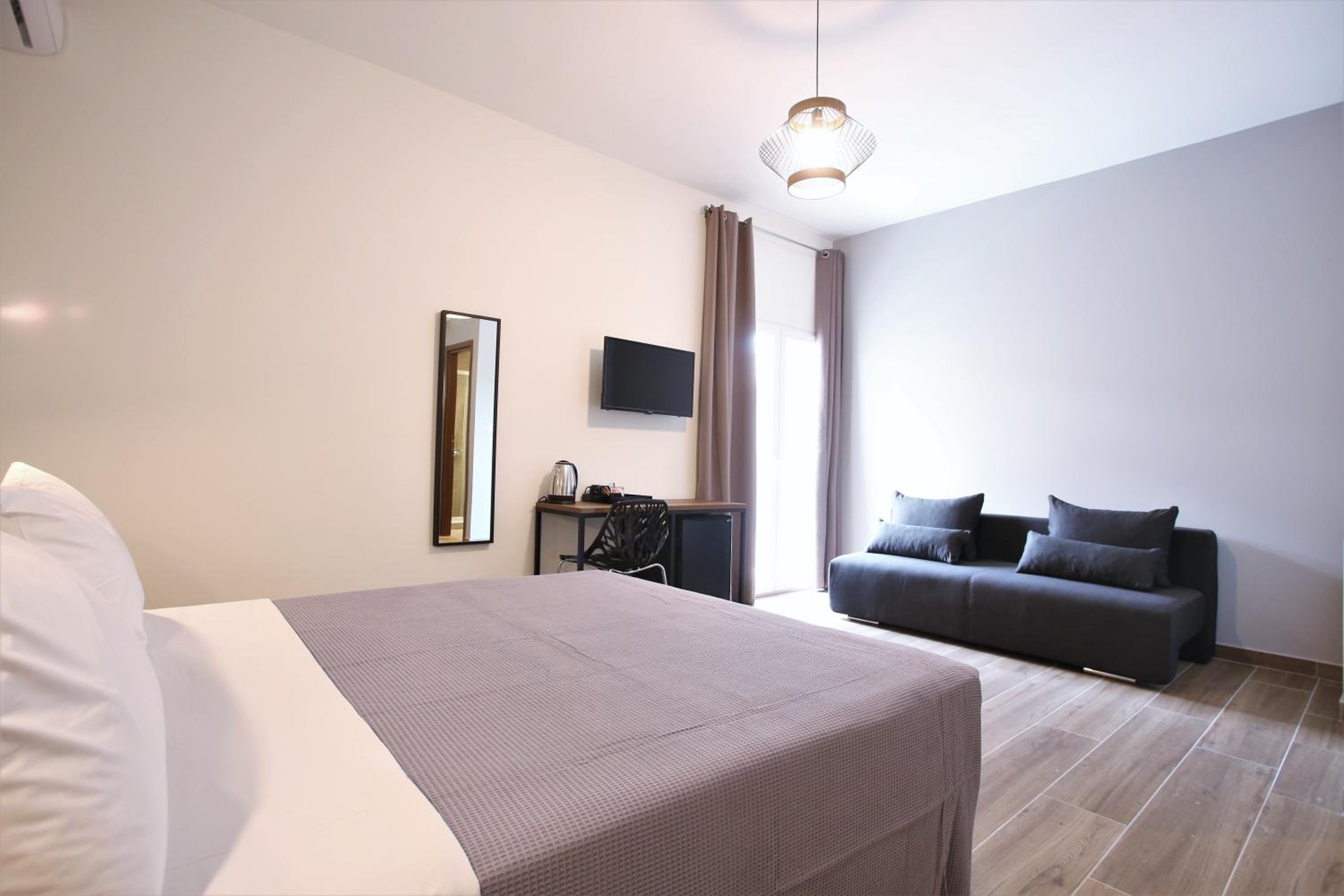 Executive Room - Photo 8