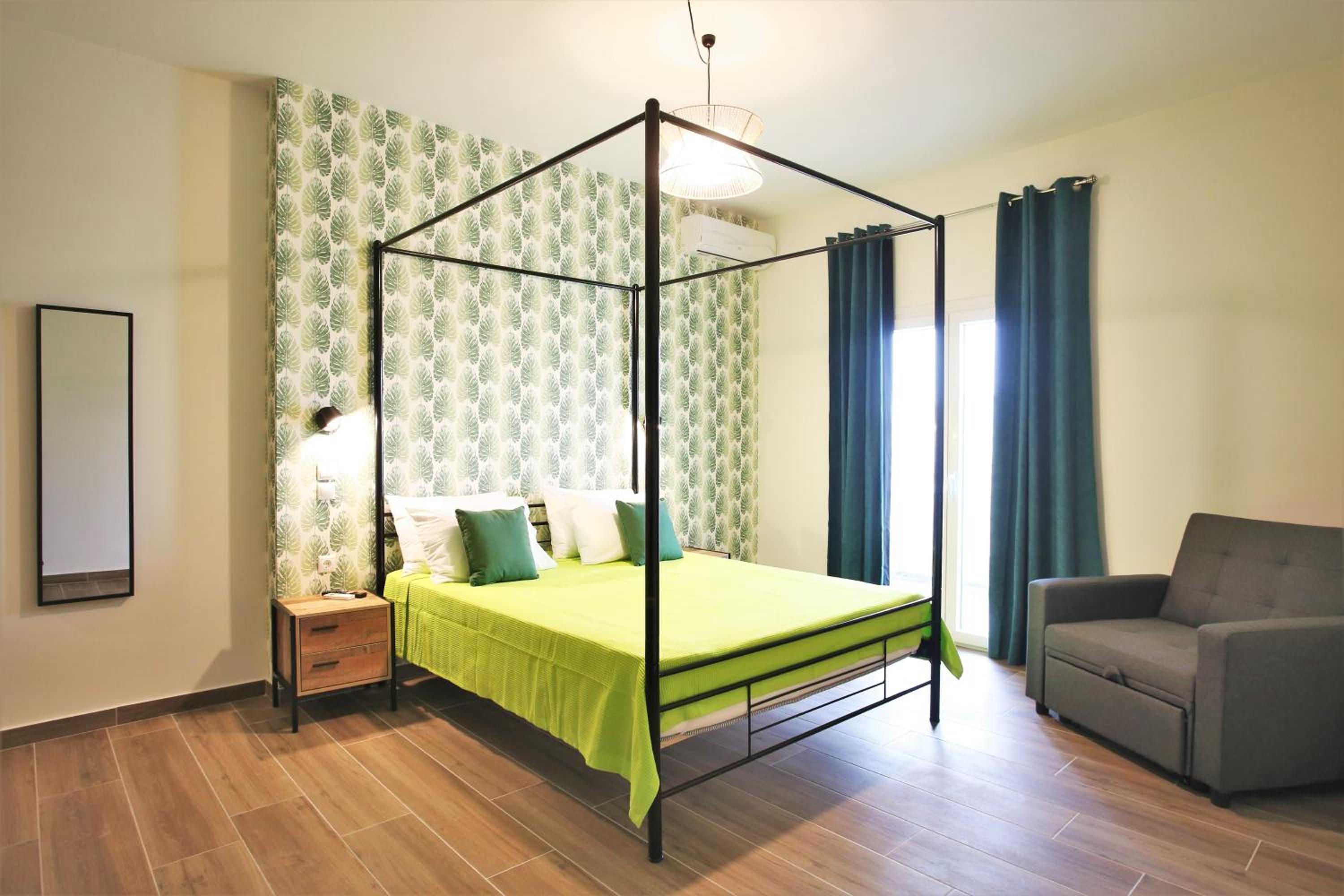 Deluxe Room - Photo 12