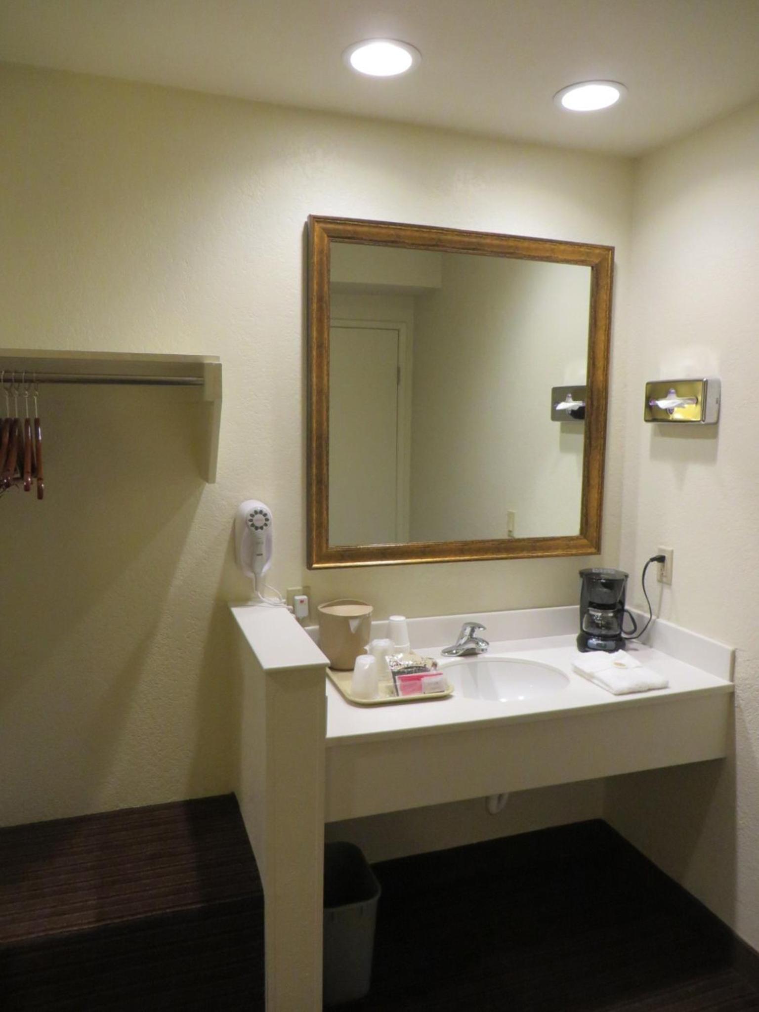 Executive Queen Room with Two Queen Beds - Photo 2