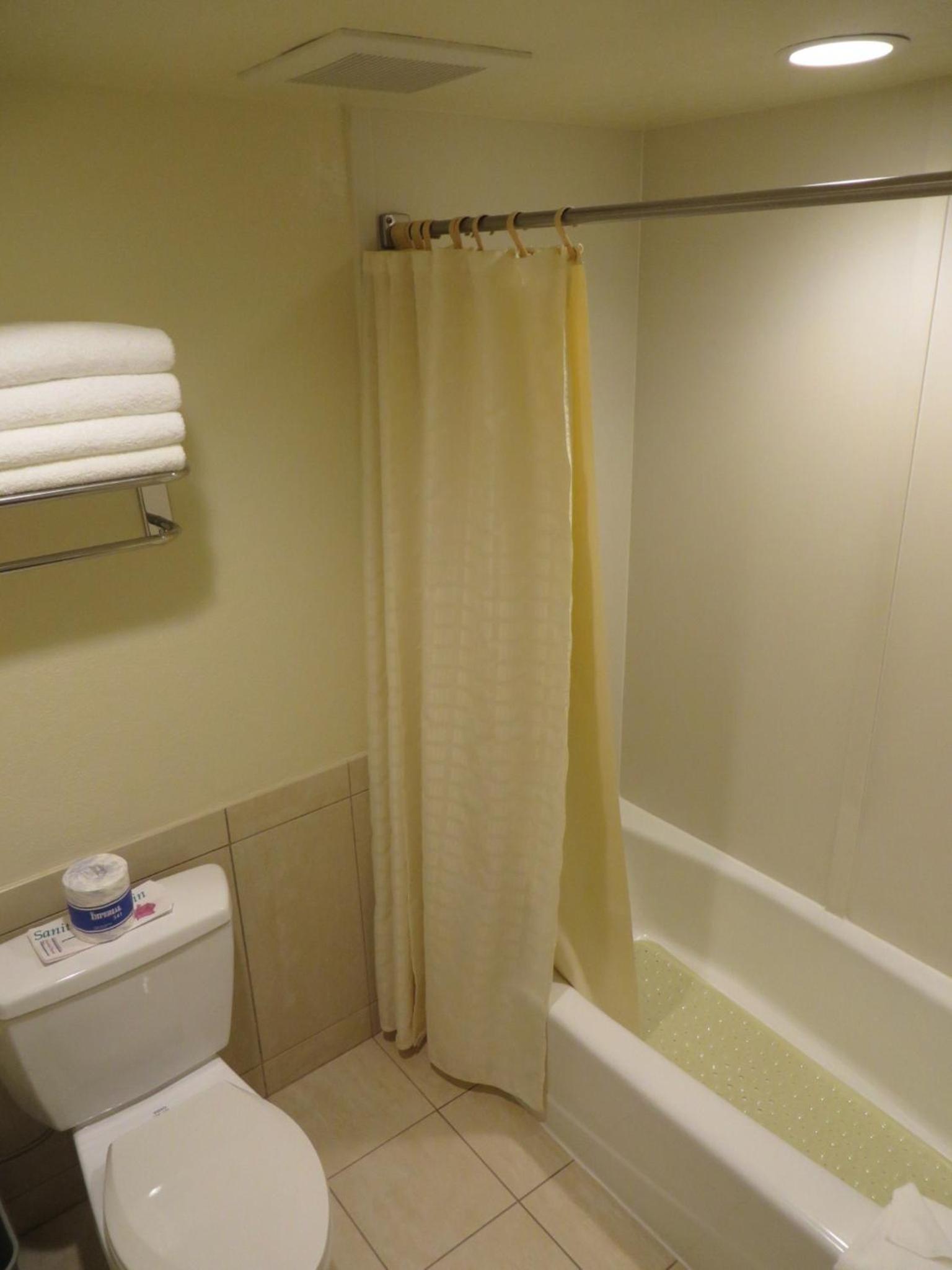 Deluxe Family Suite - Photo 4
