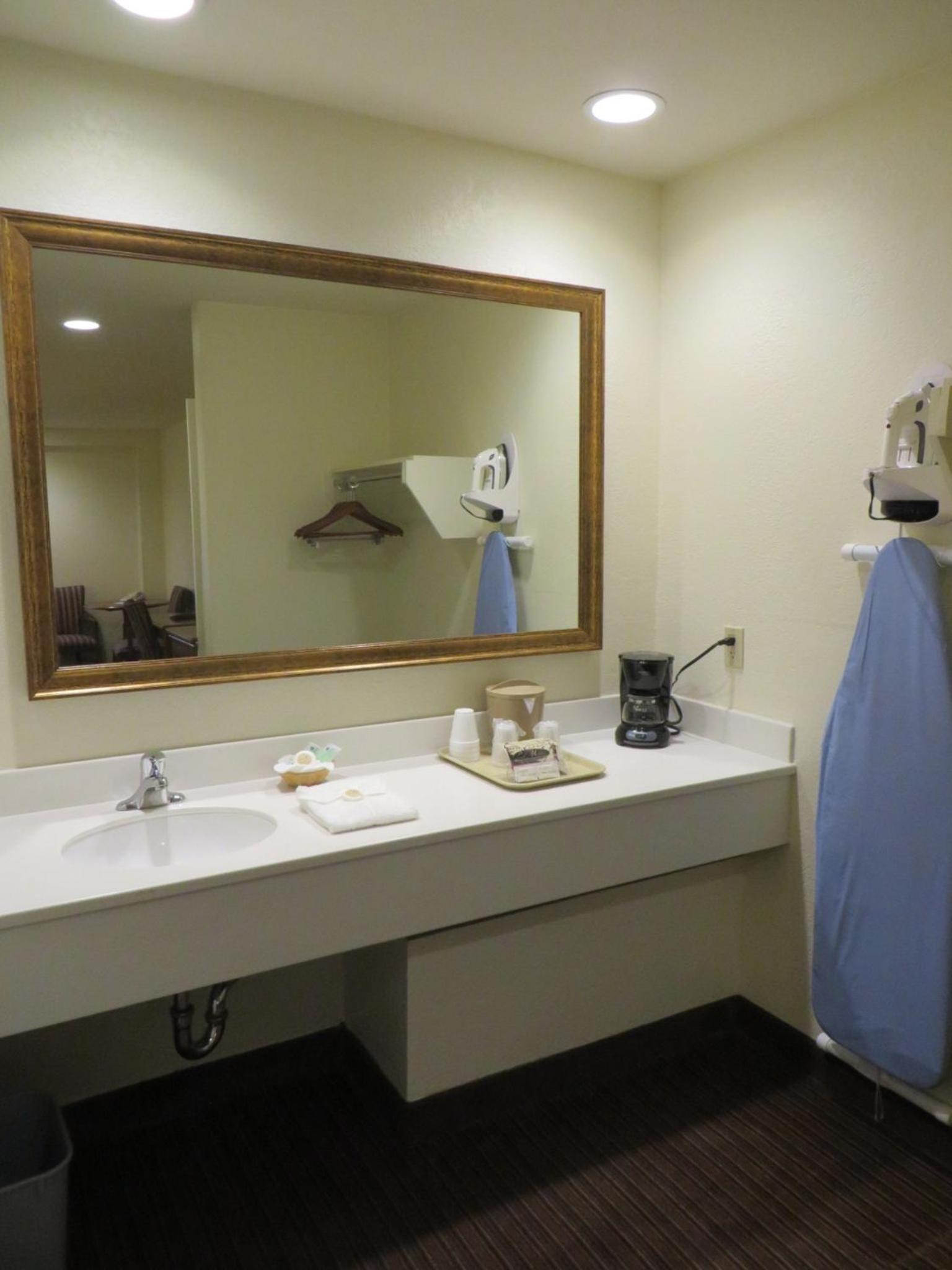 Executive Queen Room with Two Queen Beds - Photo 4