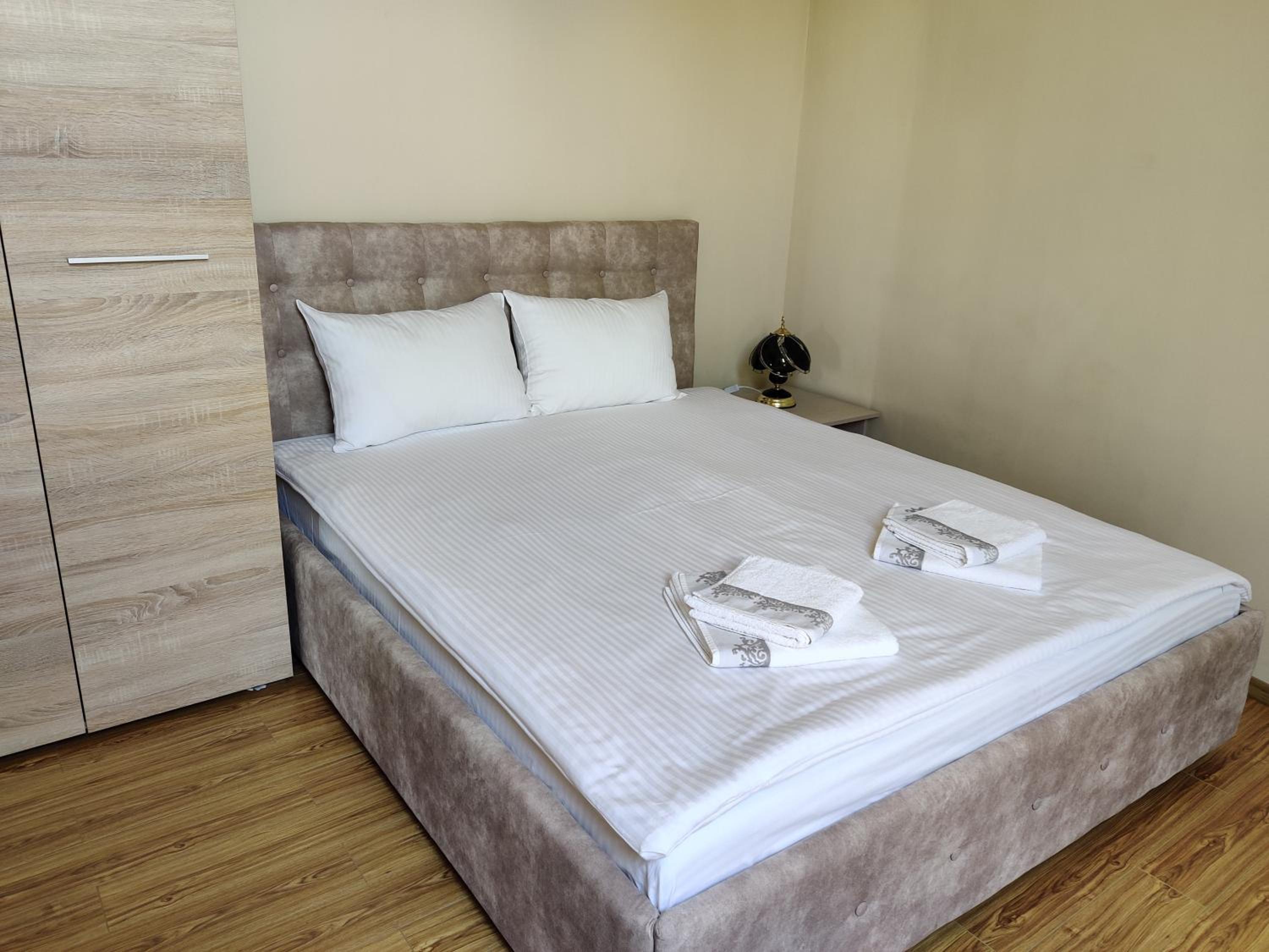 Queen Room photo 1