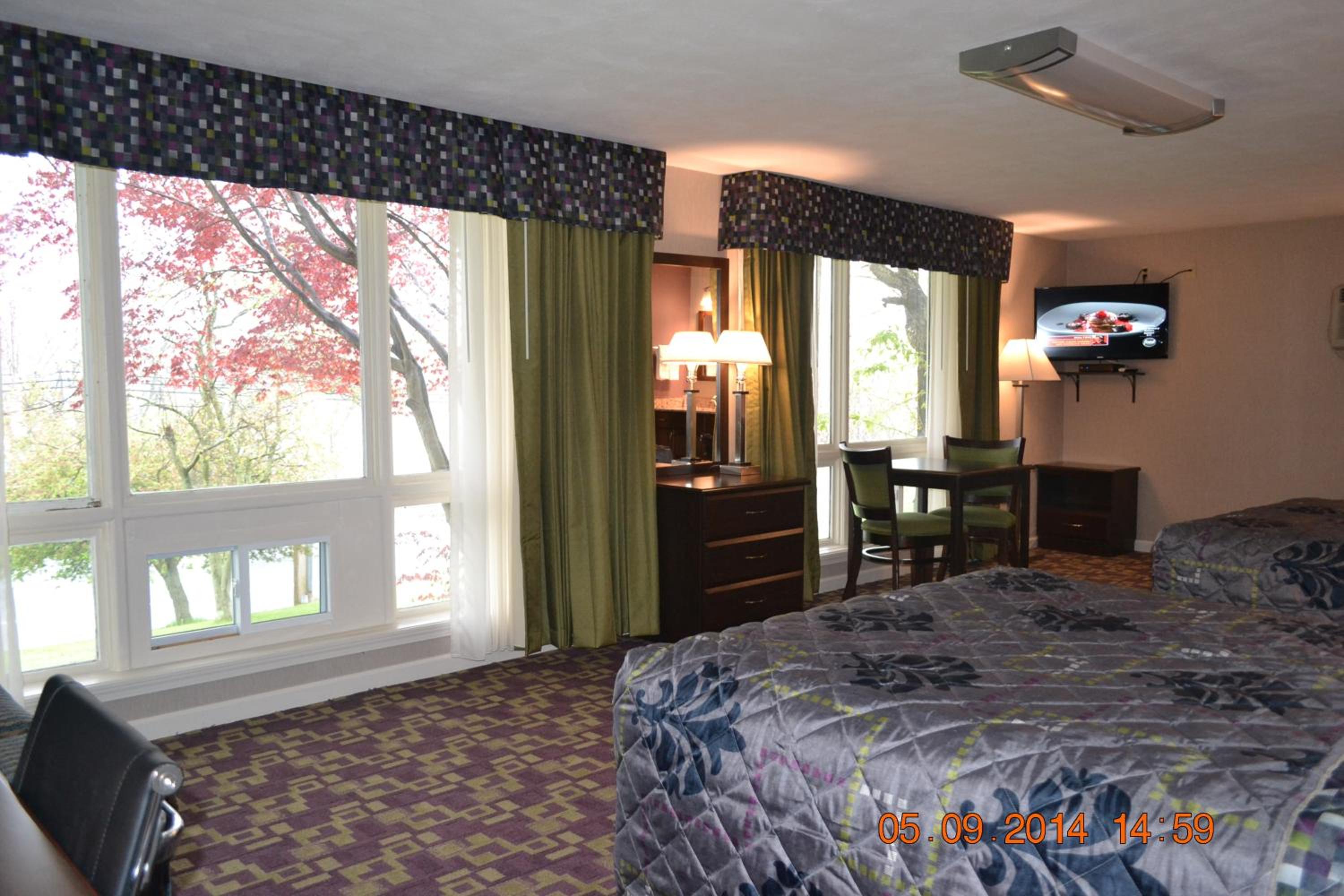 Suite with River View - Non-Smoking - Photo 9