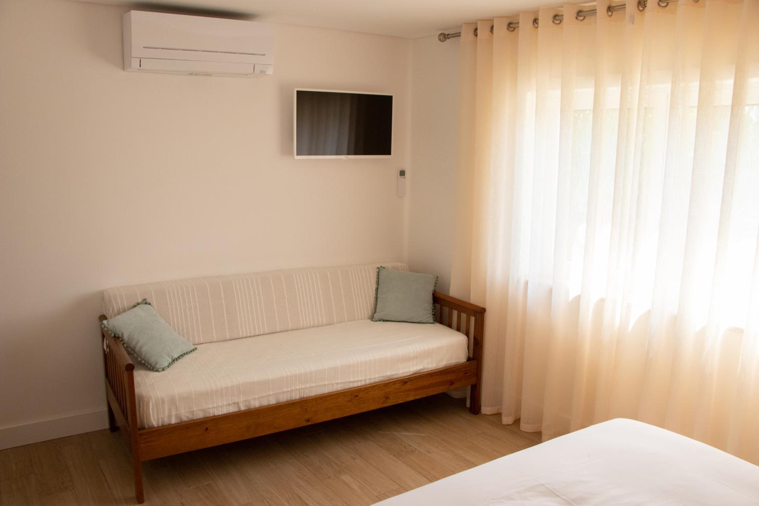 Deluxe Room (2 Adults + 1 Child) - Photo 6