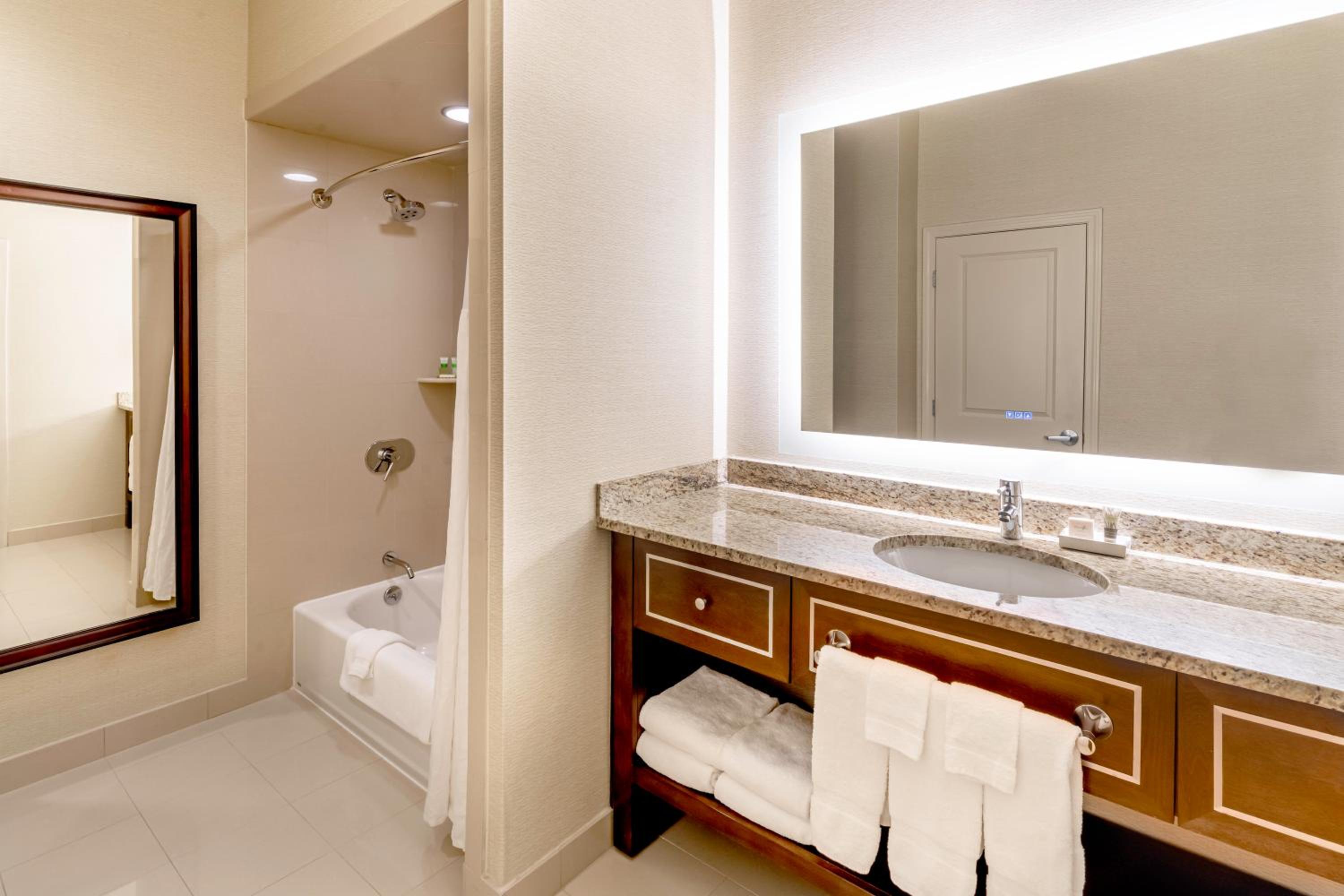 Queen Room with Two Queen Beds - Photo 4