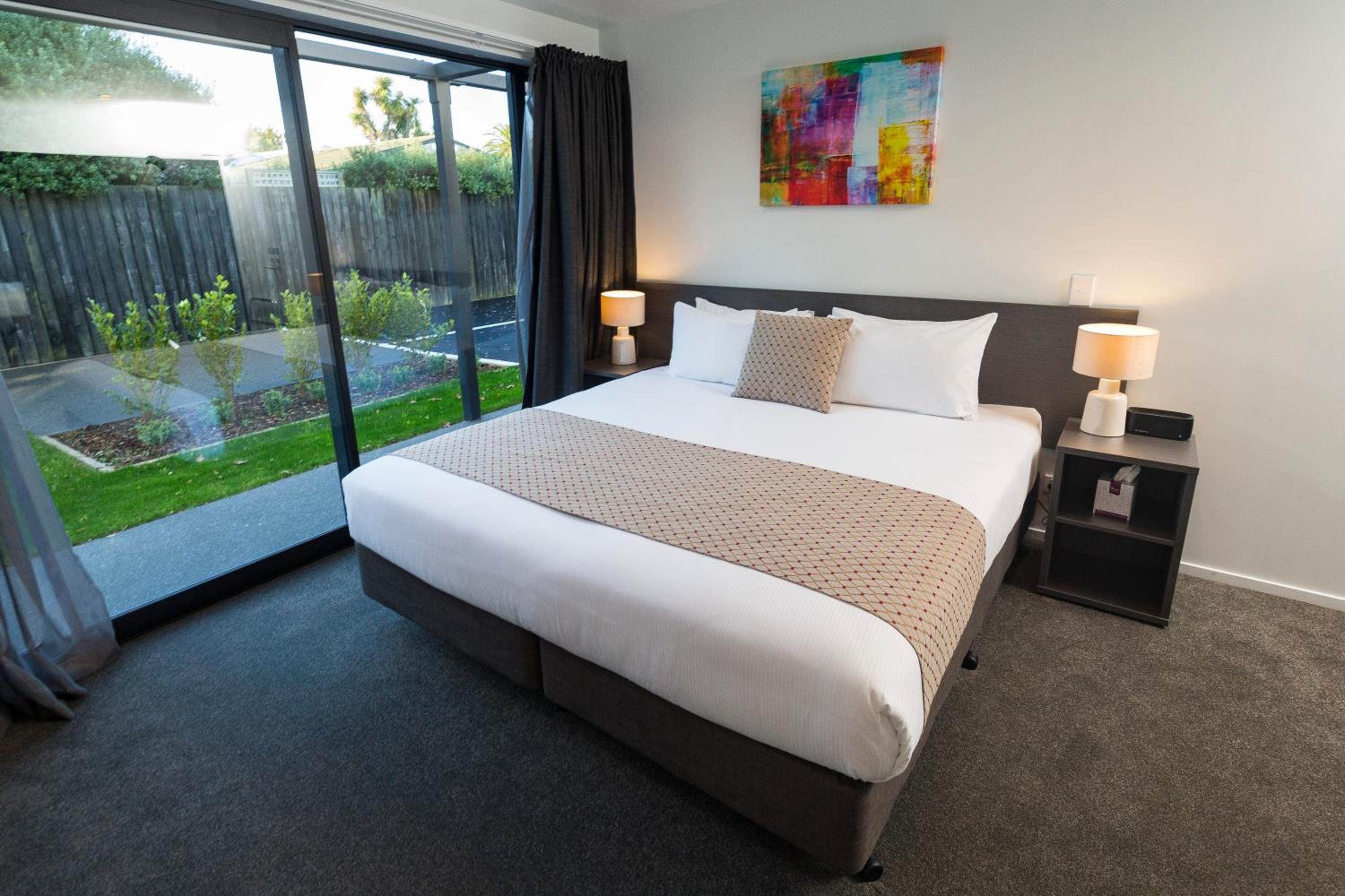 Executive Suite - Photo 14