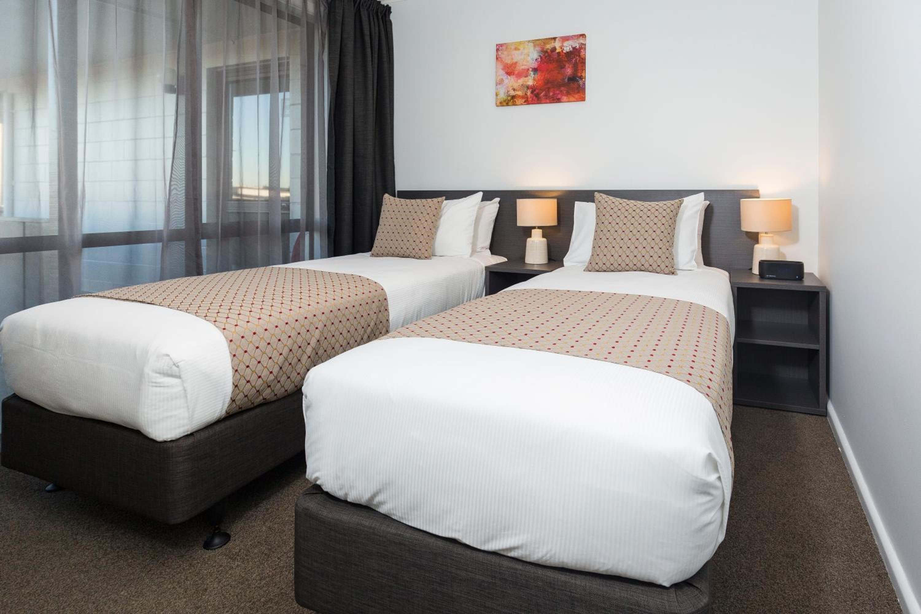 Deluxe Family Suite - Photo 10