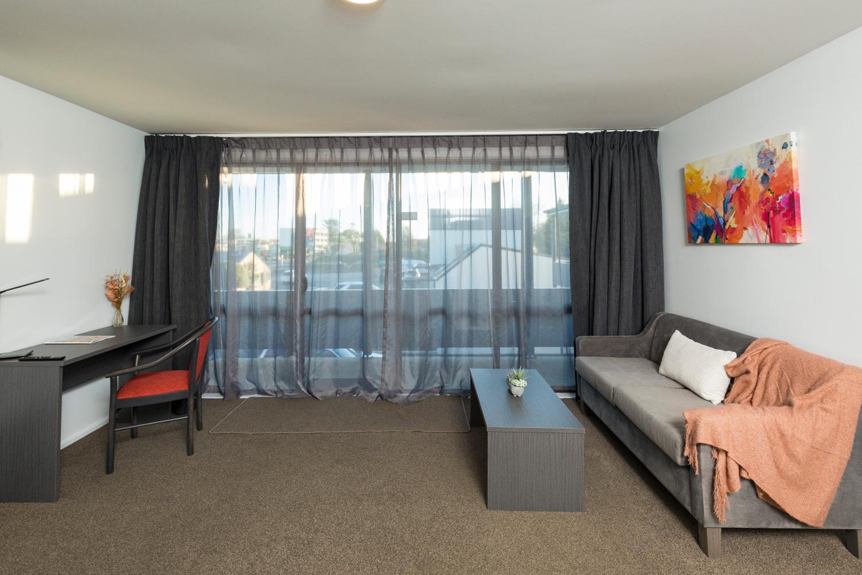Deluxe Family Suite - Photo 12