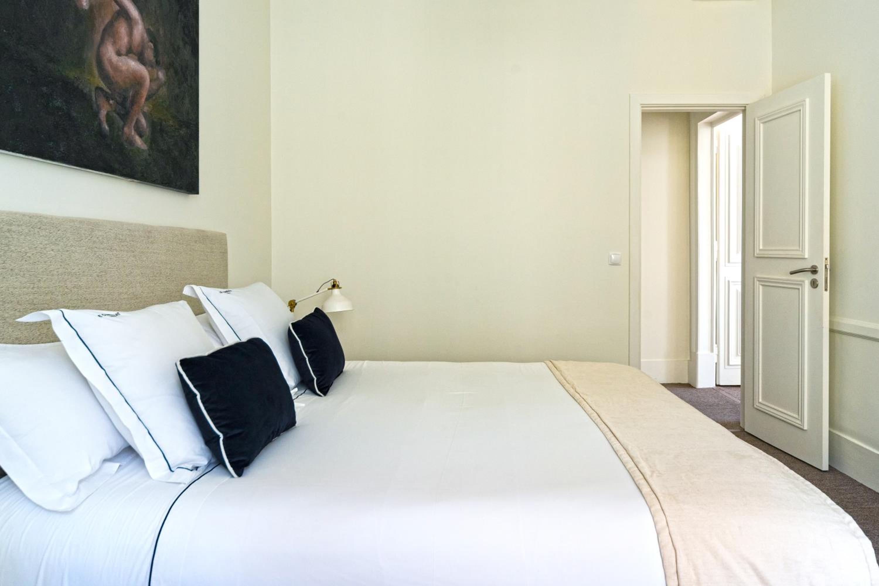 Deluxe 2 Bedroom Suite with Square View photo 2