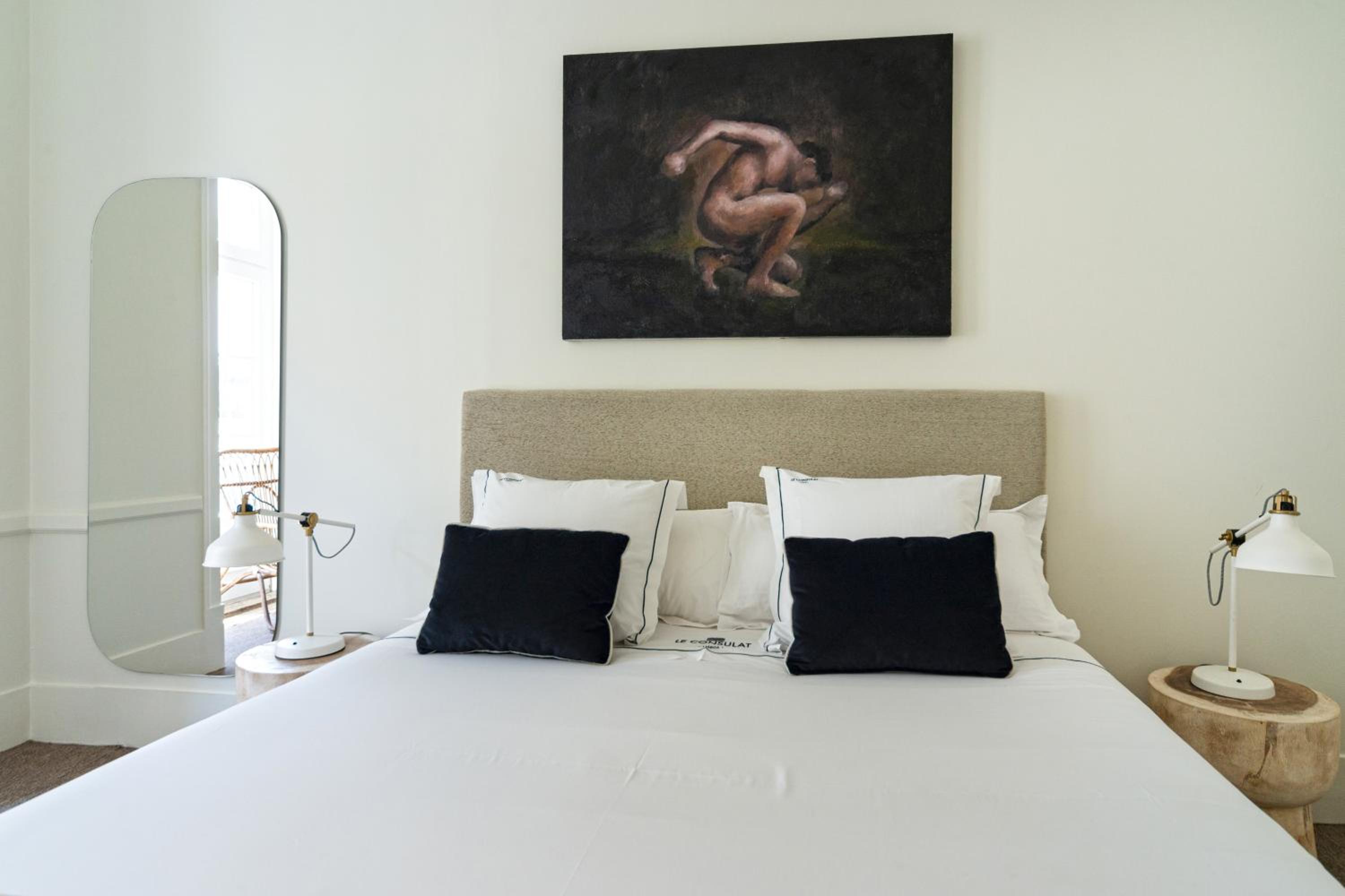 Deluxe 2 Bedroom Suite with Square View photo 3