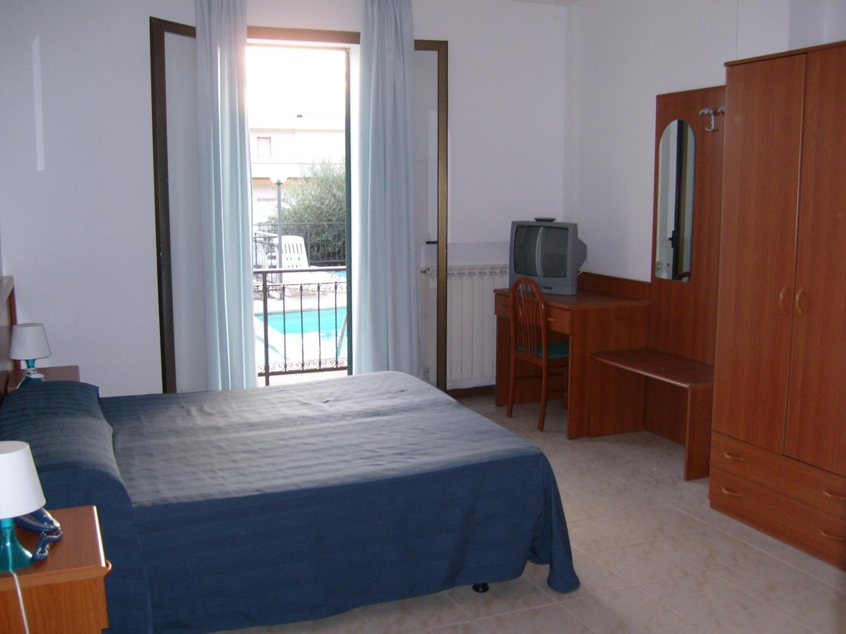 Triple Room with Air Conditioning - Photo 1