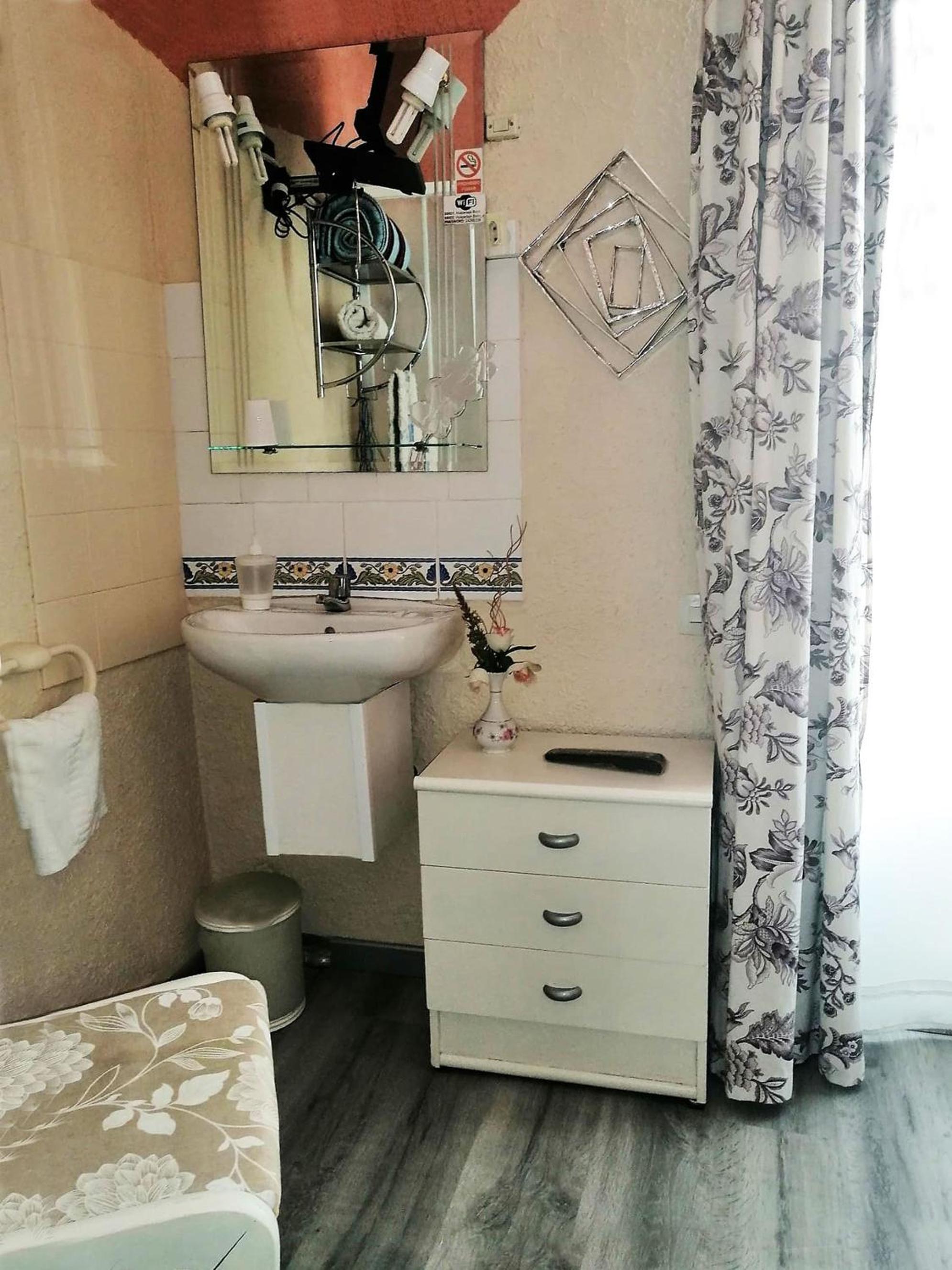 Single Room with Shower and Shared Bathroom photo 3