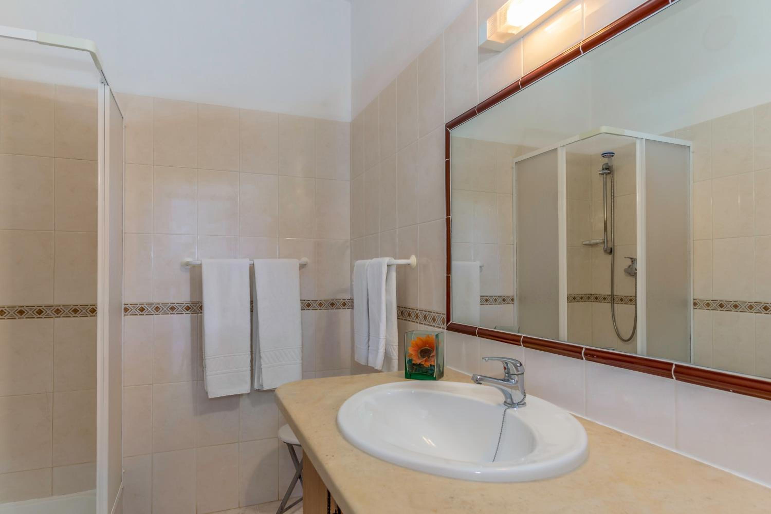 Studio (2 Adults) - Photo 19