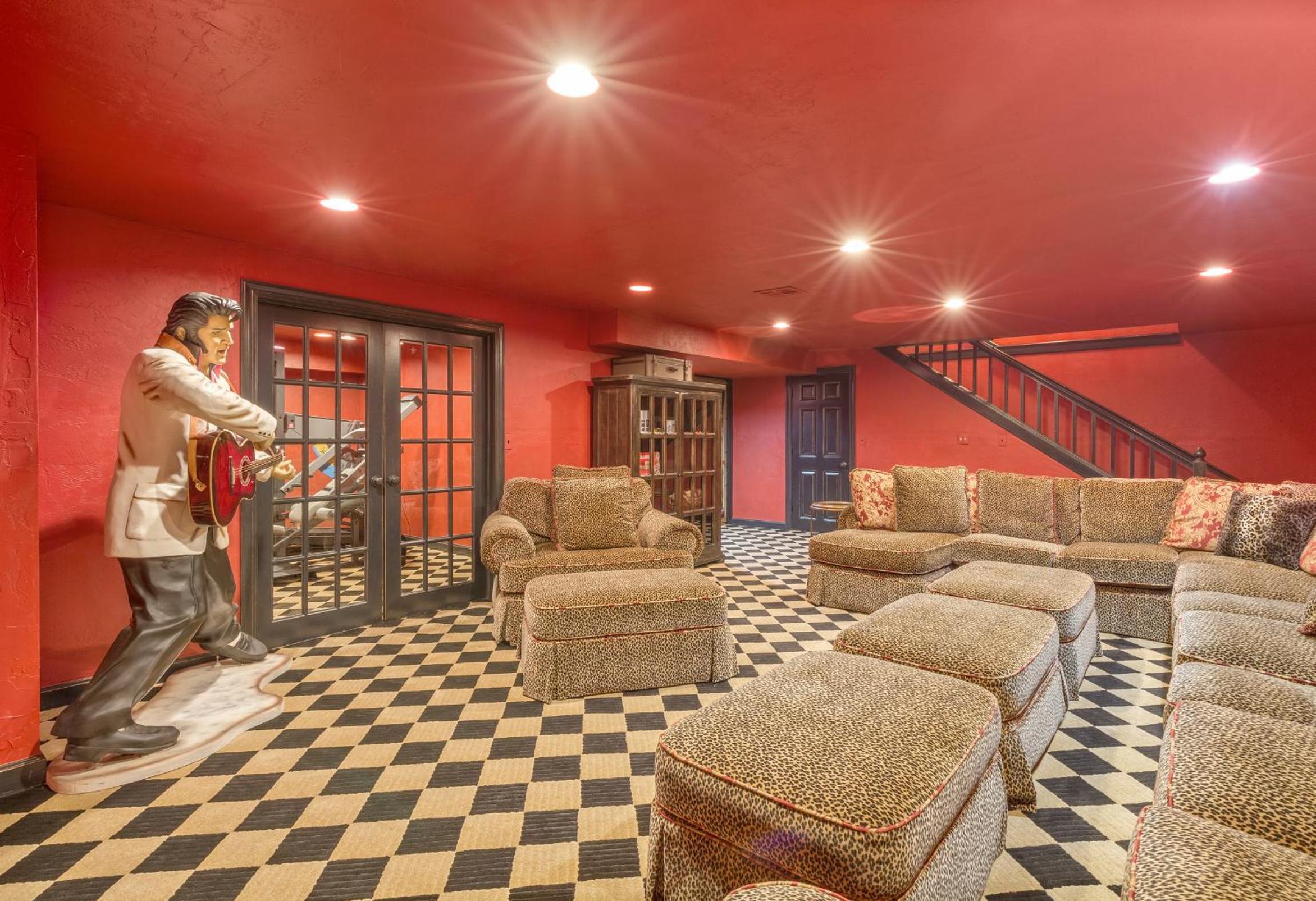 Three-Bedroom Suite - Photo 25