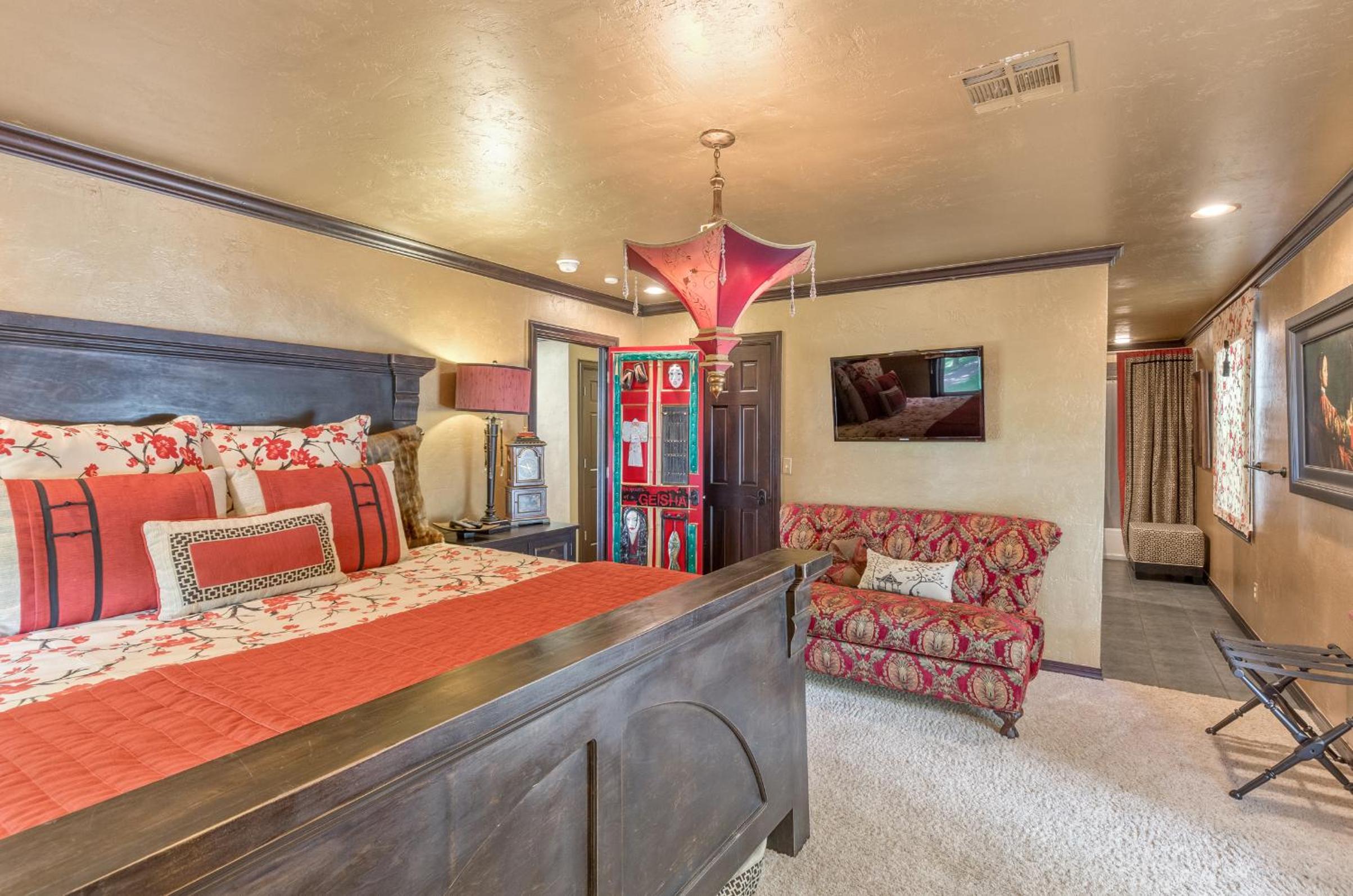 Six-Bedroom House photo 2