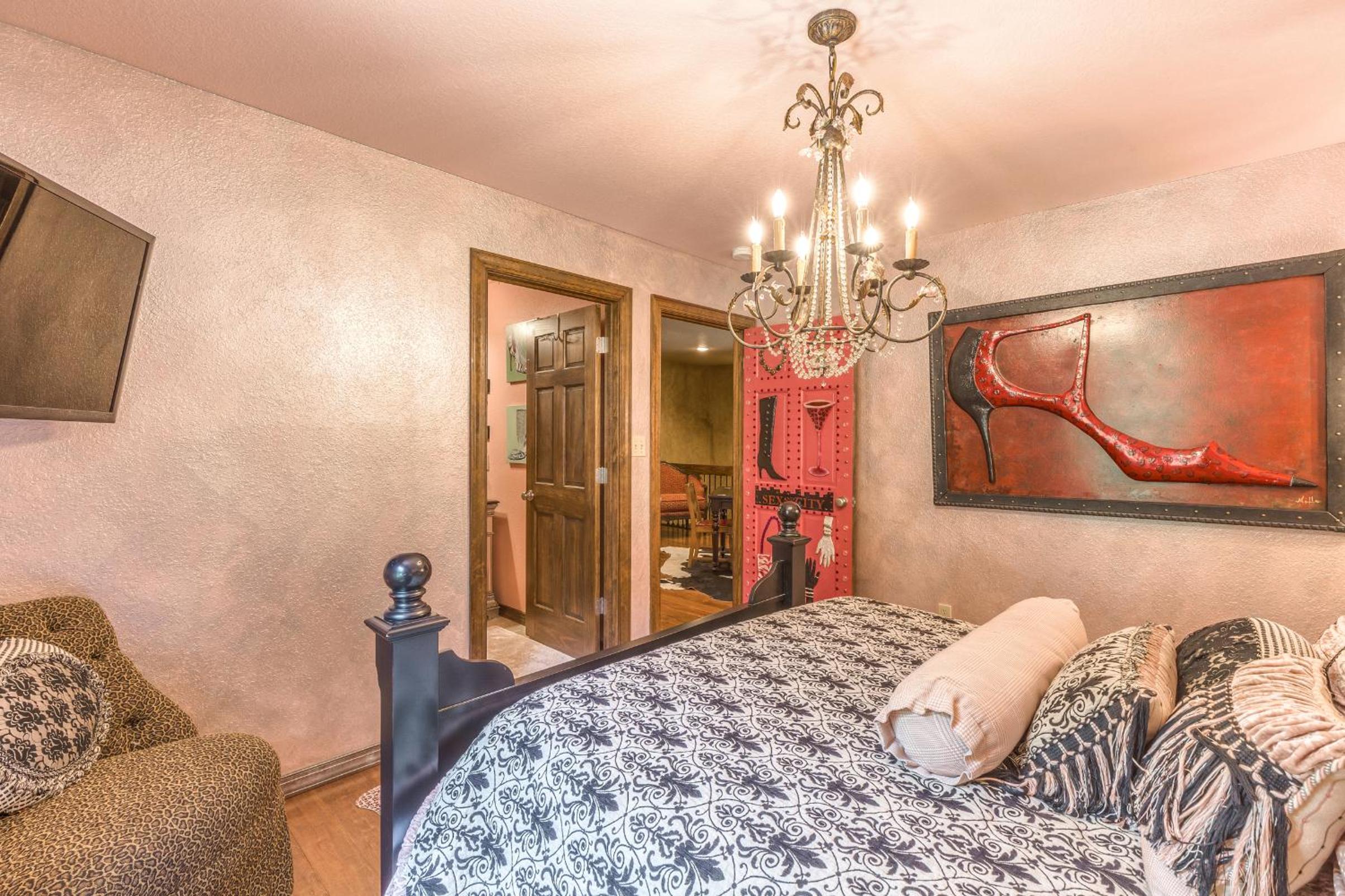 Three-Bedroom Suite - Photo 12