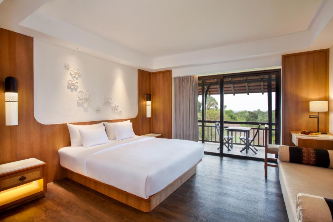 Deluxe King Room - With Balcony photo 3