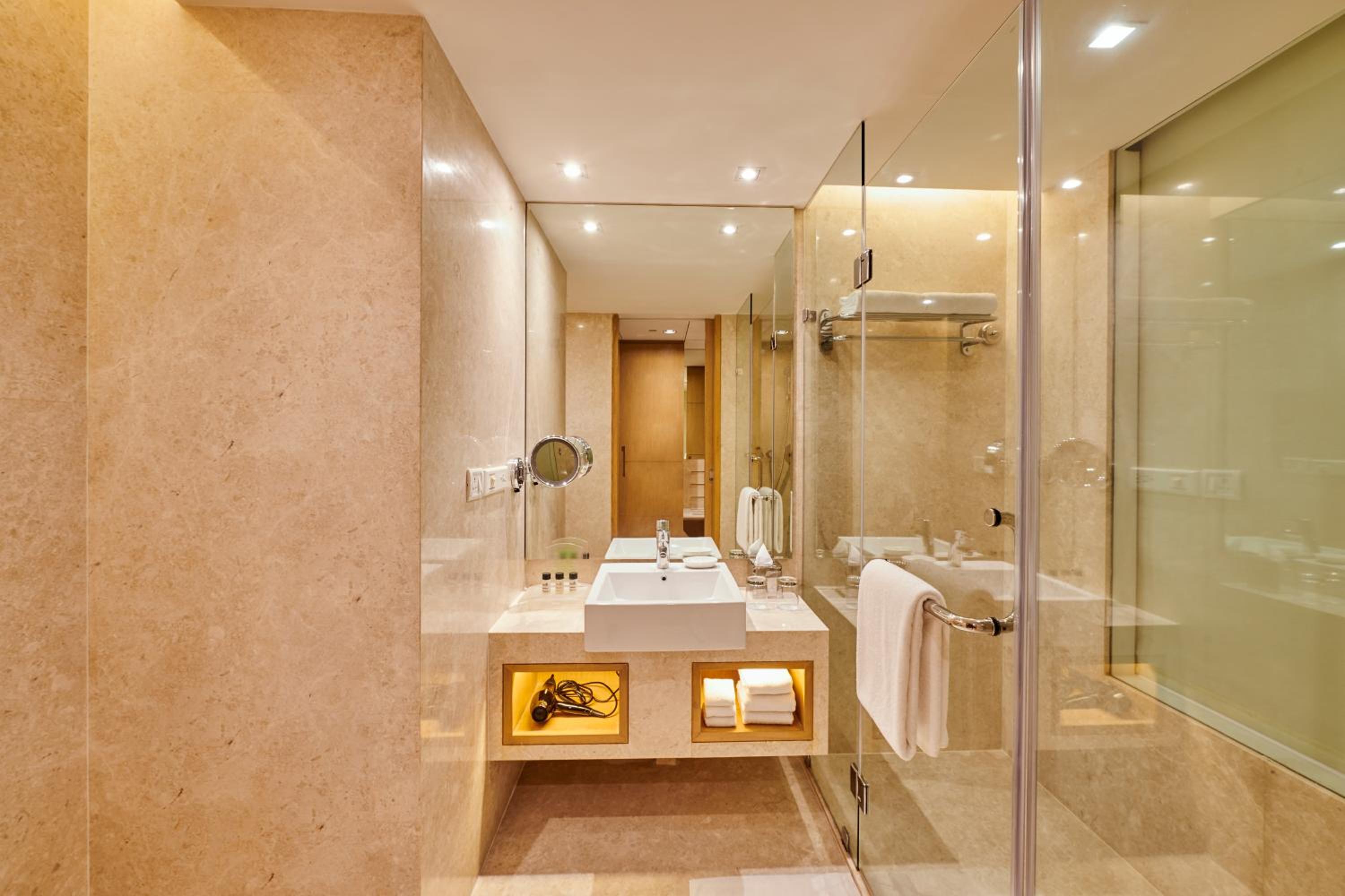 Premium King Room - Lounge Access - Photo 6