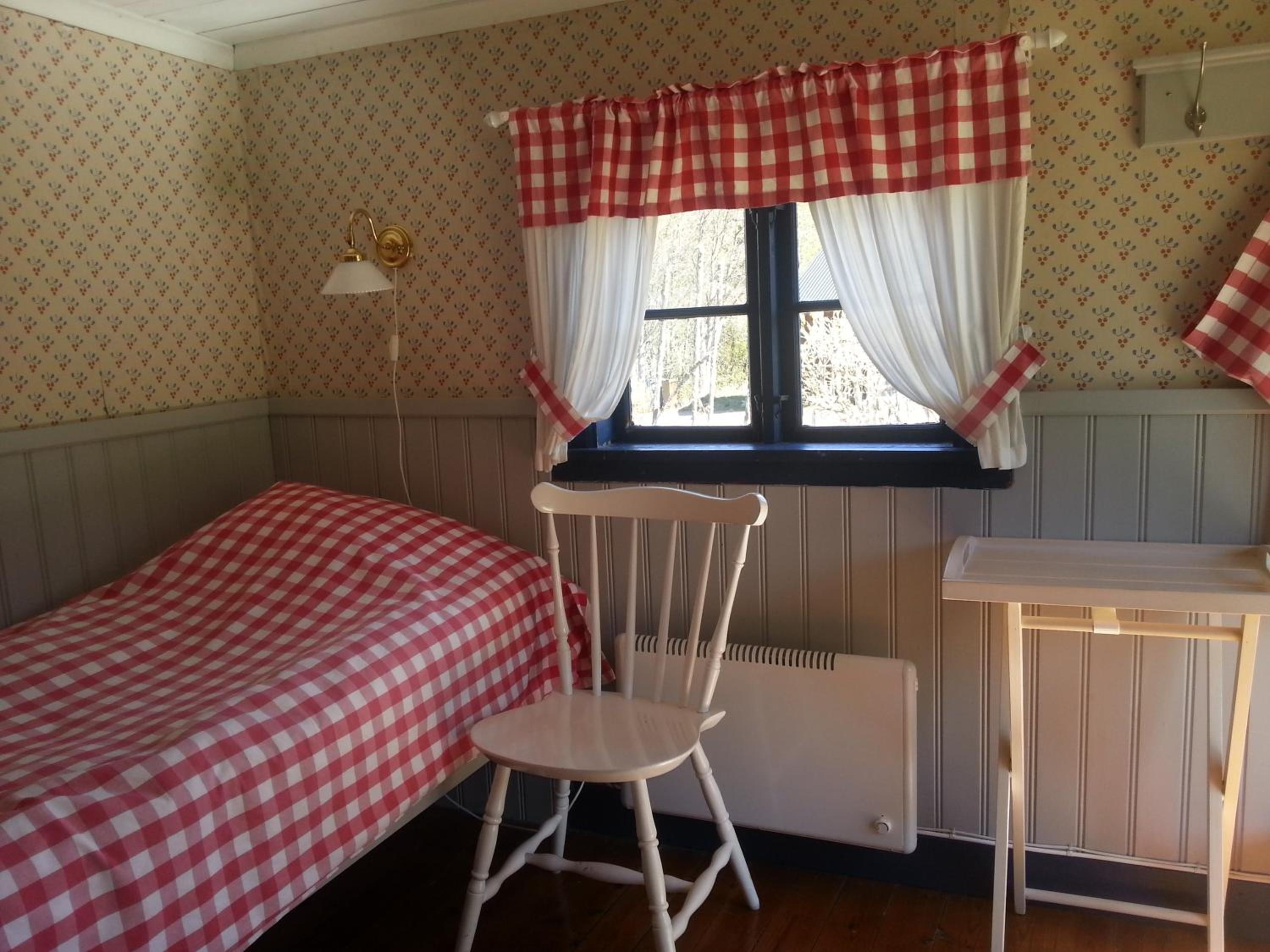 Cottage with Shared Bathroom photo 2